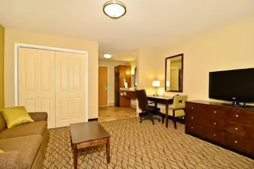 Seating Area in Holiday Inn Express & Suites - Williston, an IHG Hotel