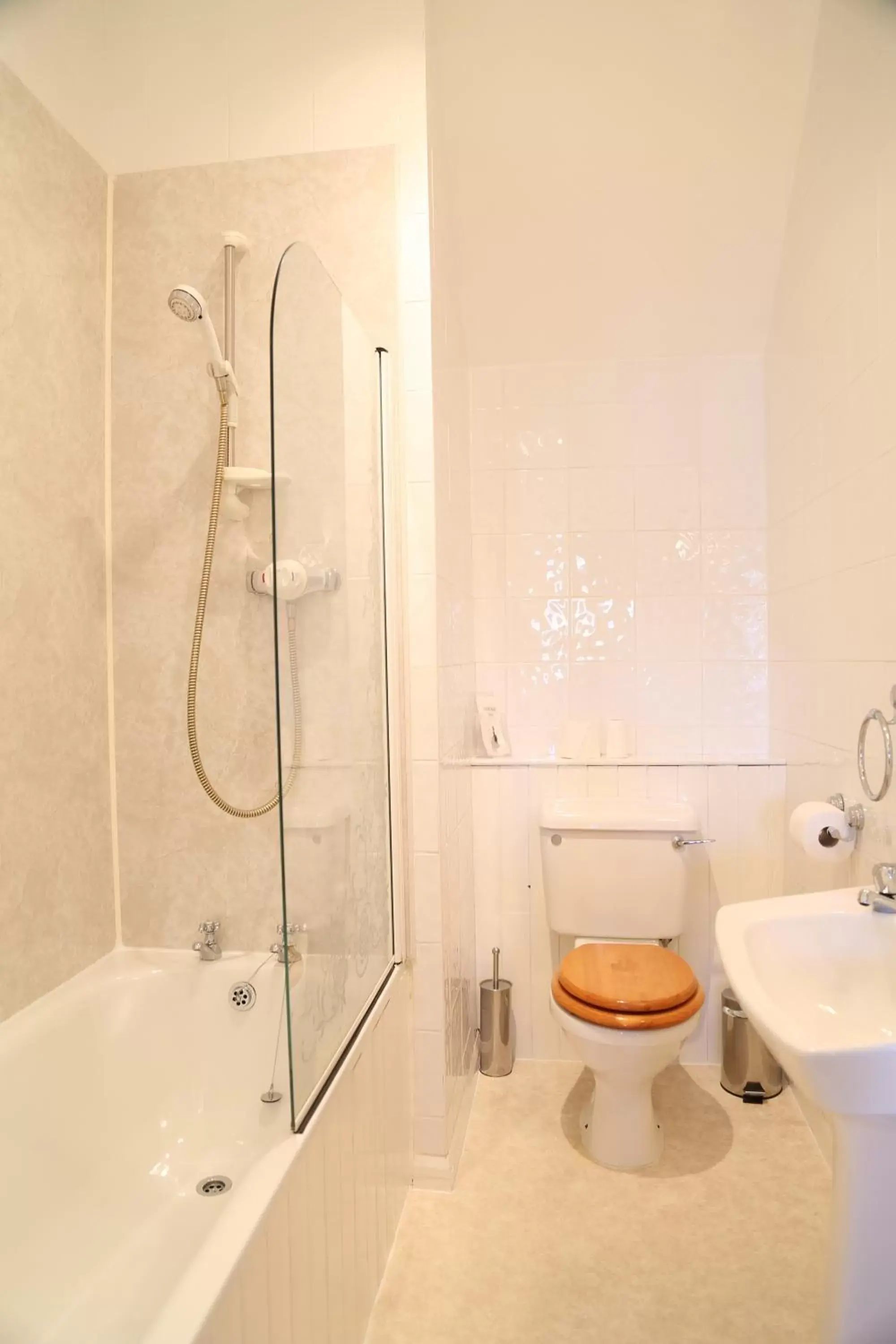 Shower, Bathroom in Keswick Park Hotel