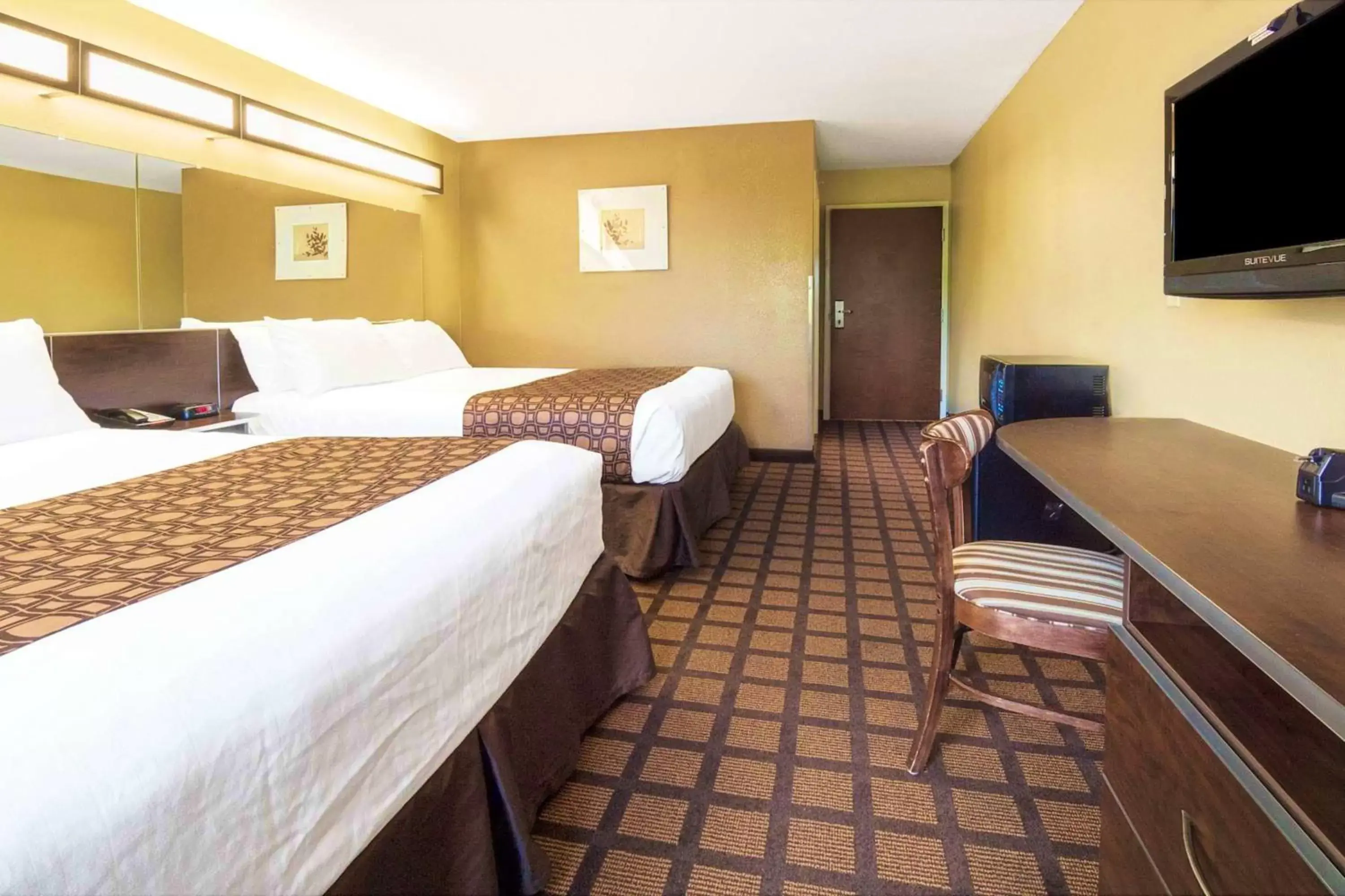 Bed in Microtel Inn & Suites by Wyndham Macon