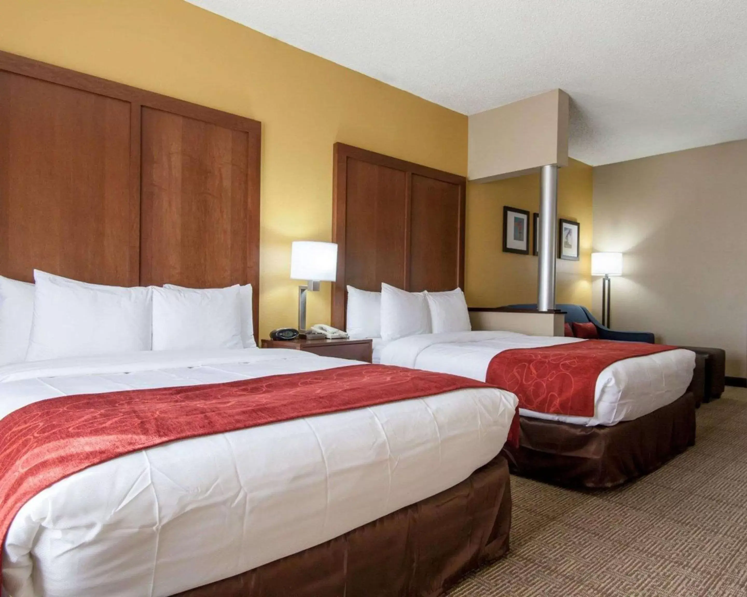 Photo of the whole room, Bed in Comfort Suites Central / I-44