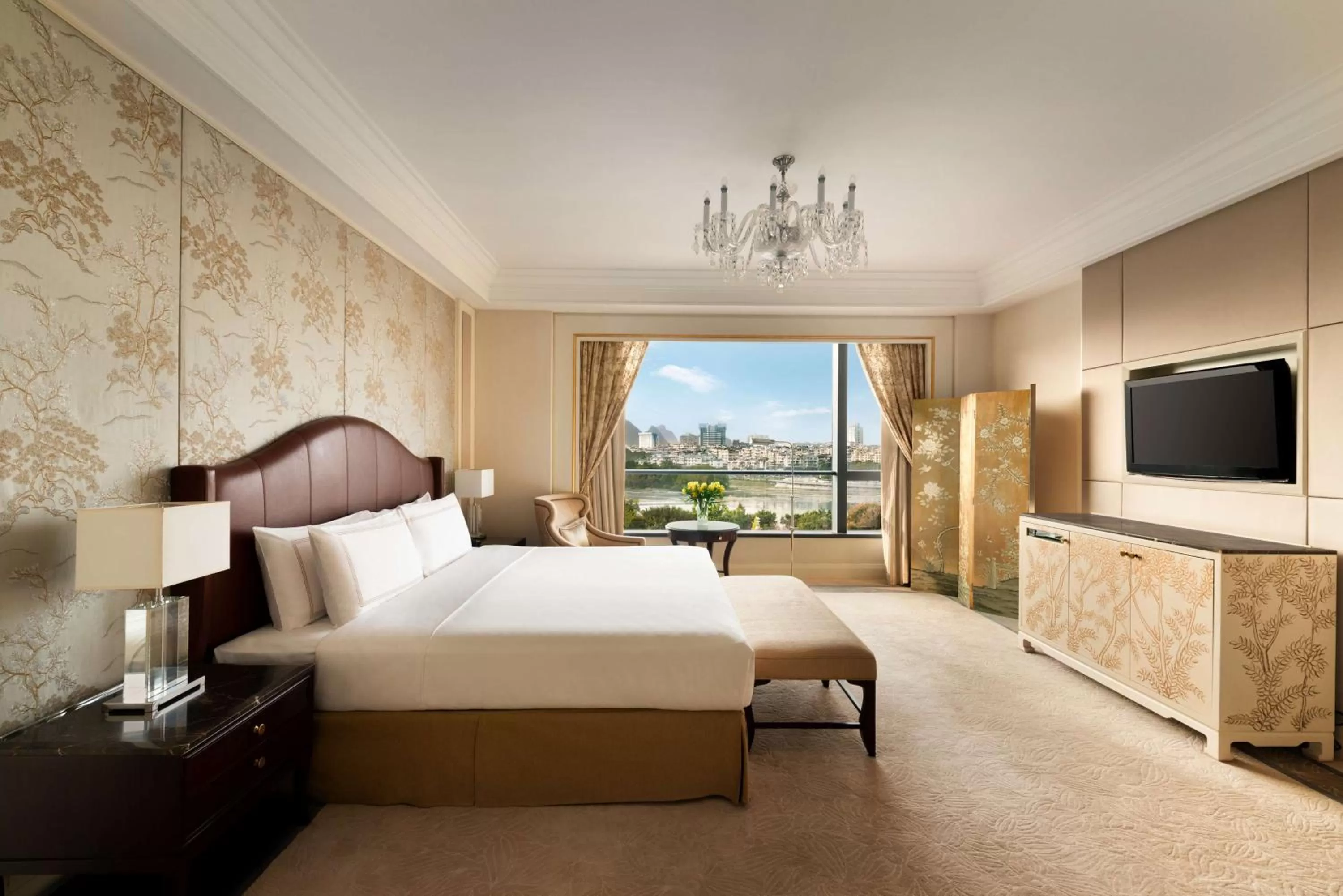 Photo of the whole room, Bed in Shangri-La Guilin