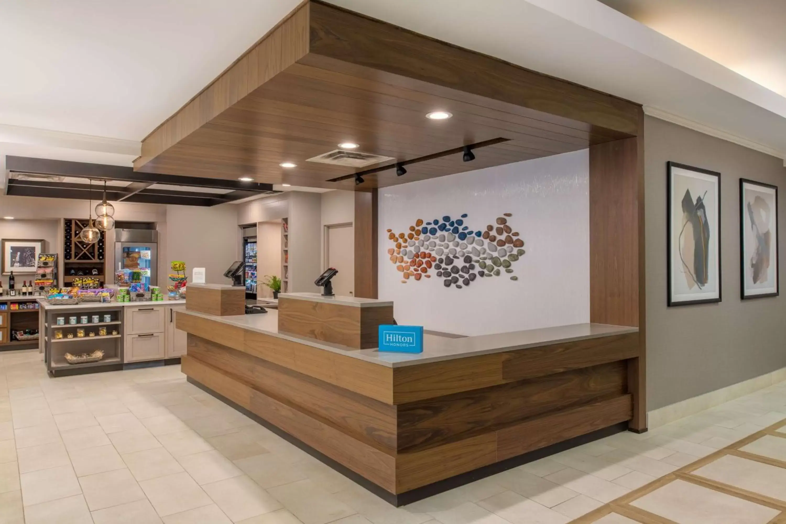 Dining area in Hilton Garden Inn Portland Lake Oswego