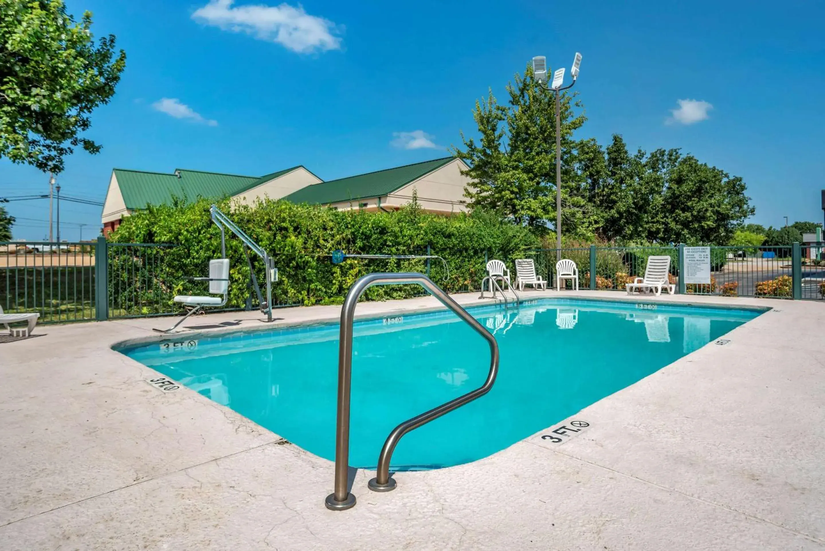 Activities, Swimming Pool in Econo Lodge Tupelo