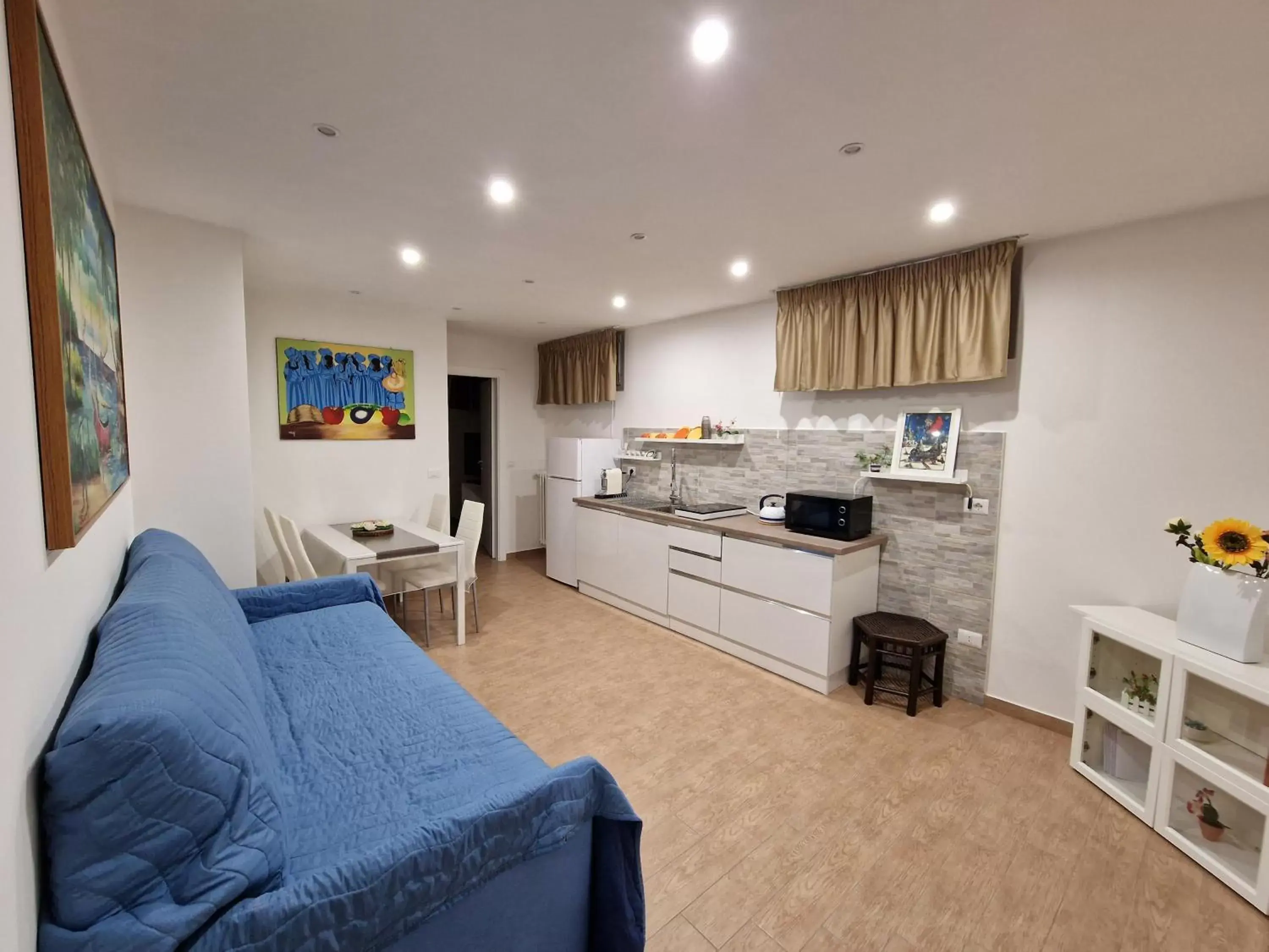 Seating area, Kitchen/Kitchenette in NICHOLAS HOME