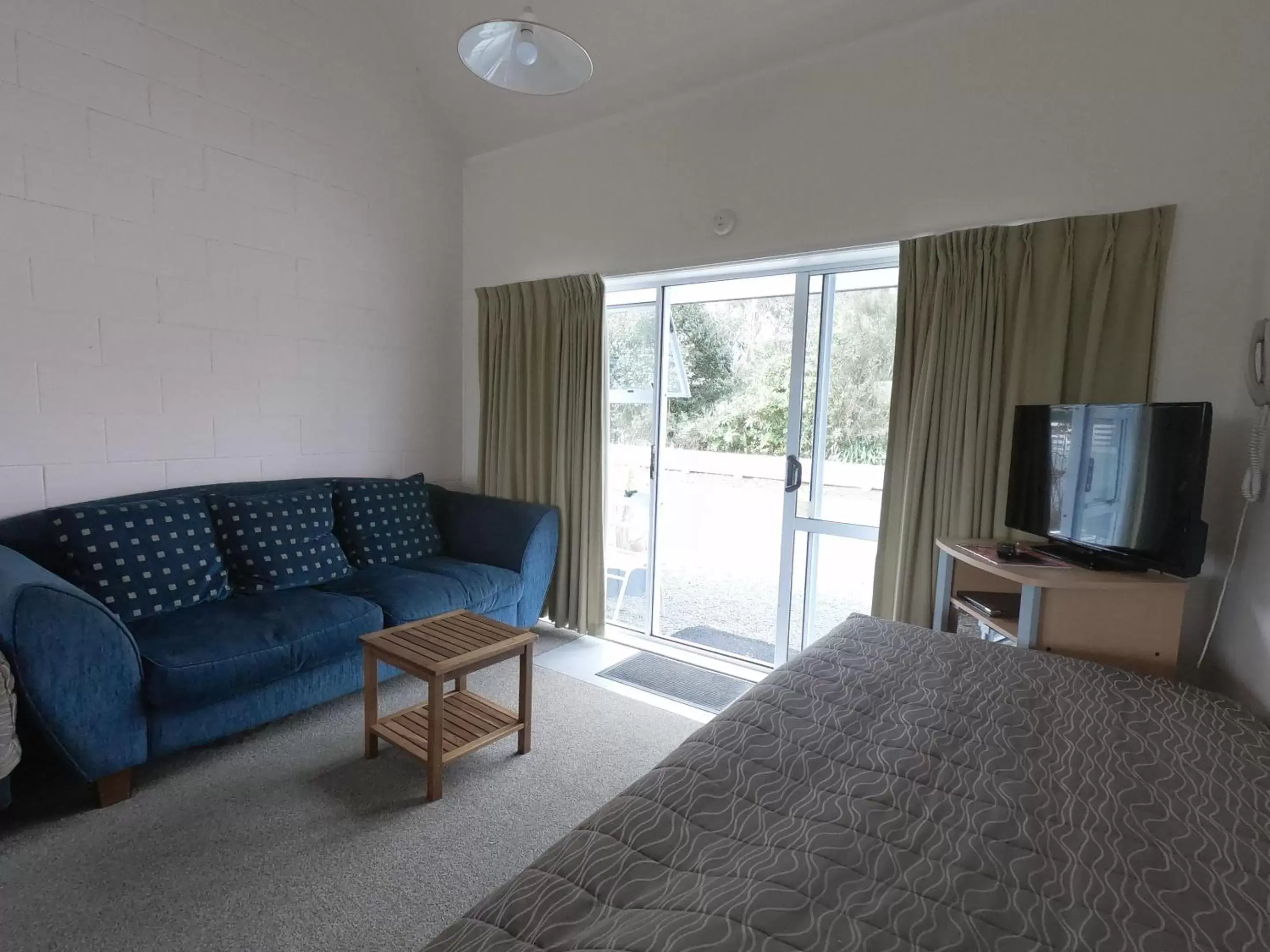 Living room, Seating Area in Castle Court Motel