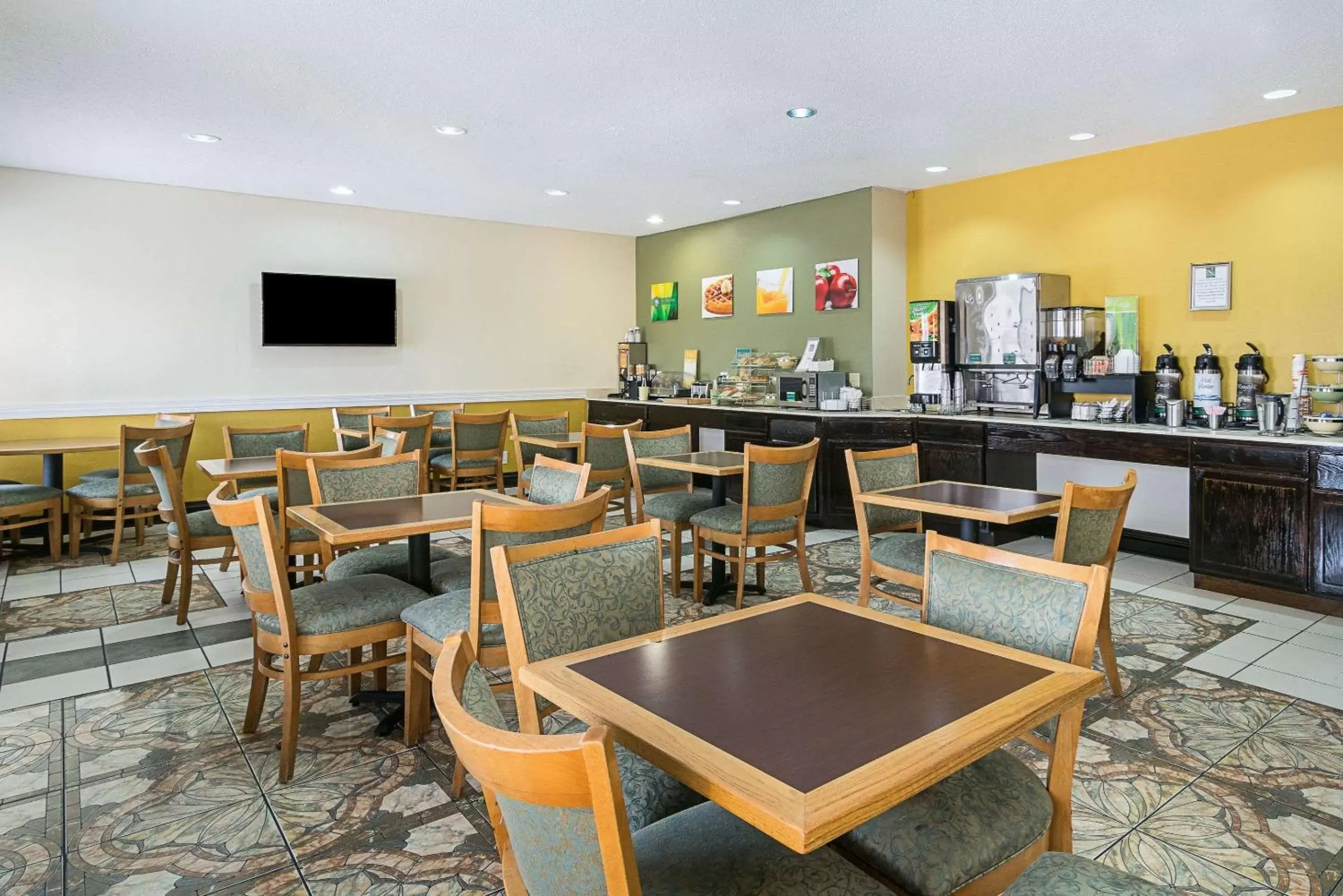 Restaurant/Places to Eat in Quality Inn and Suites Harvey