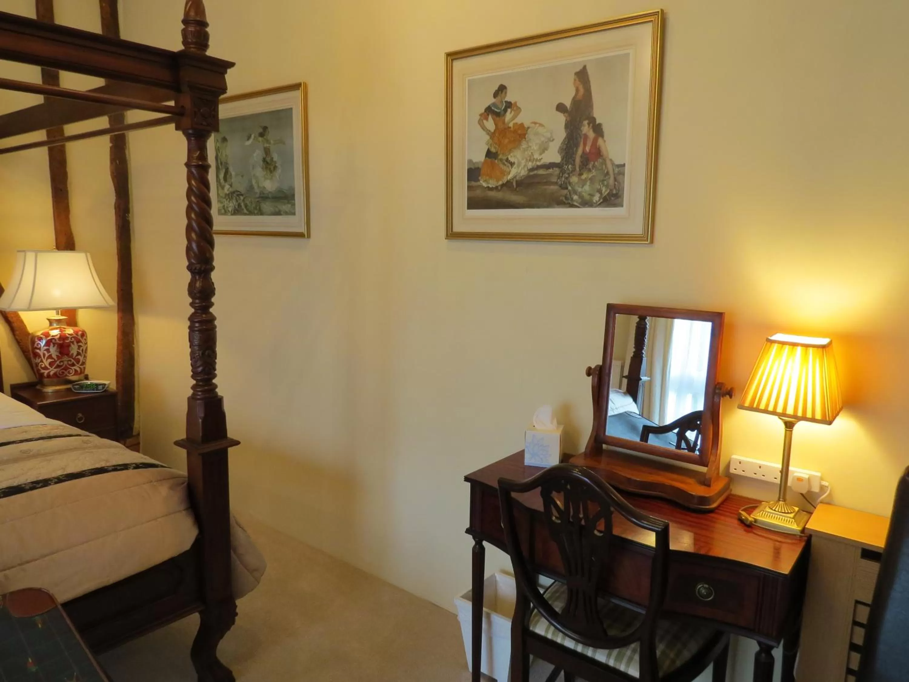 Bed in The Greyhound - Historic former Inn