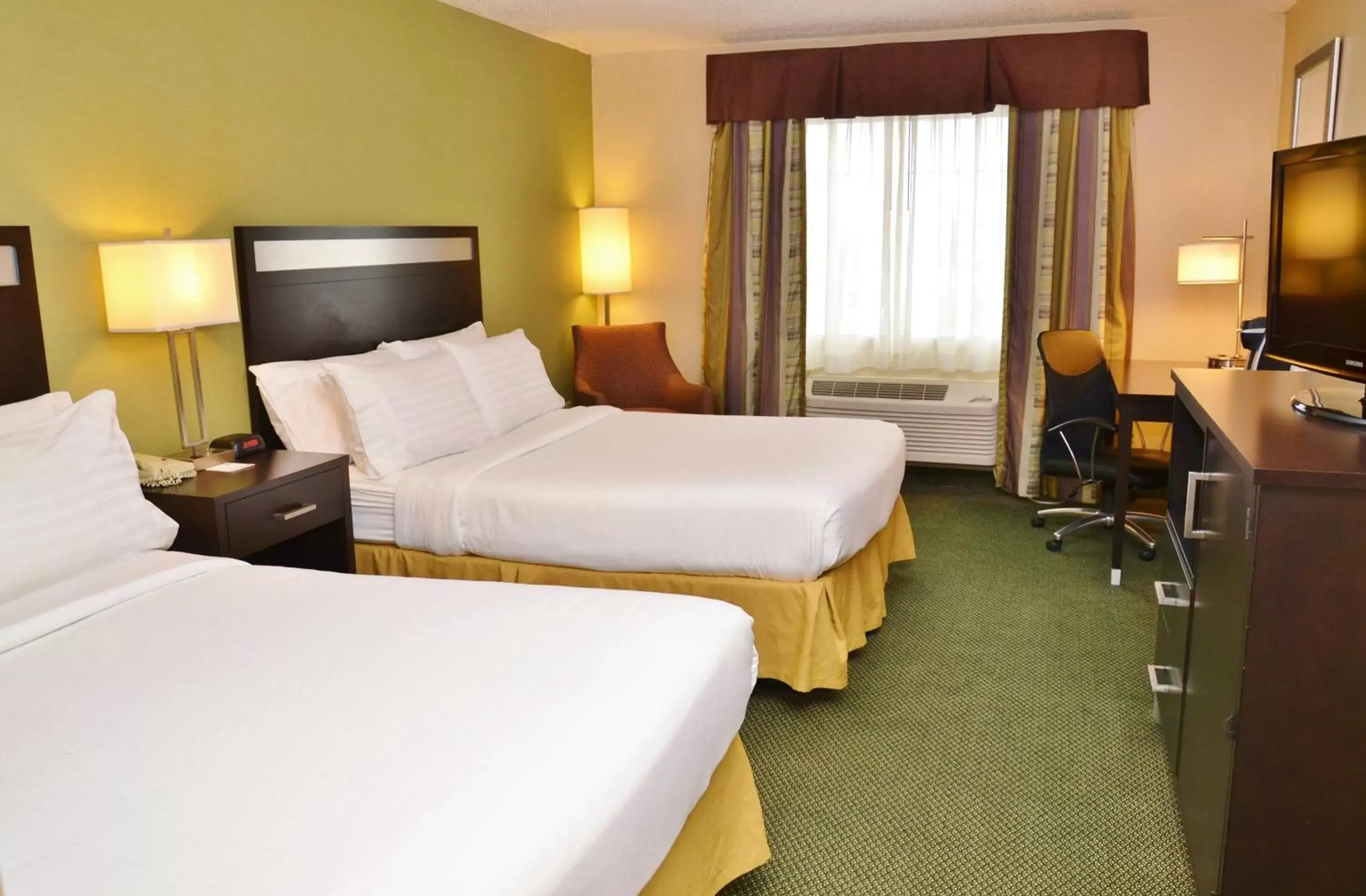 Photo of the whole room, Bed in Holiday Inn Express Hotel & Suites Center Township, an IHG Hotel