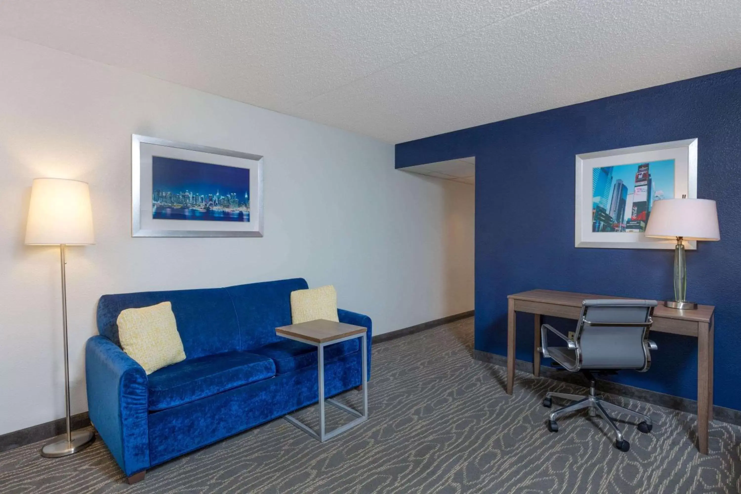 Photo of the whole room, Seating Area in La Quinta by Wyndham Secaucus Meadowlands