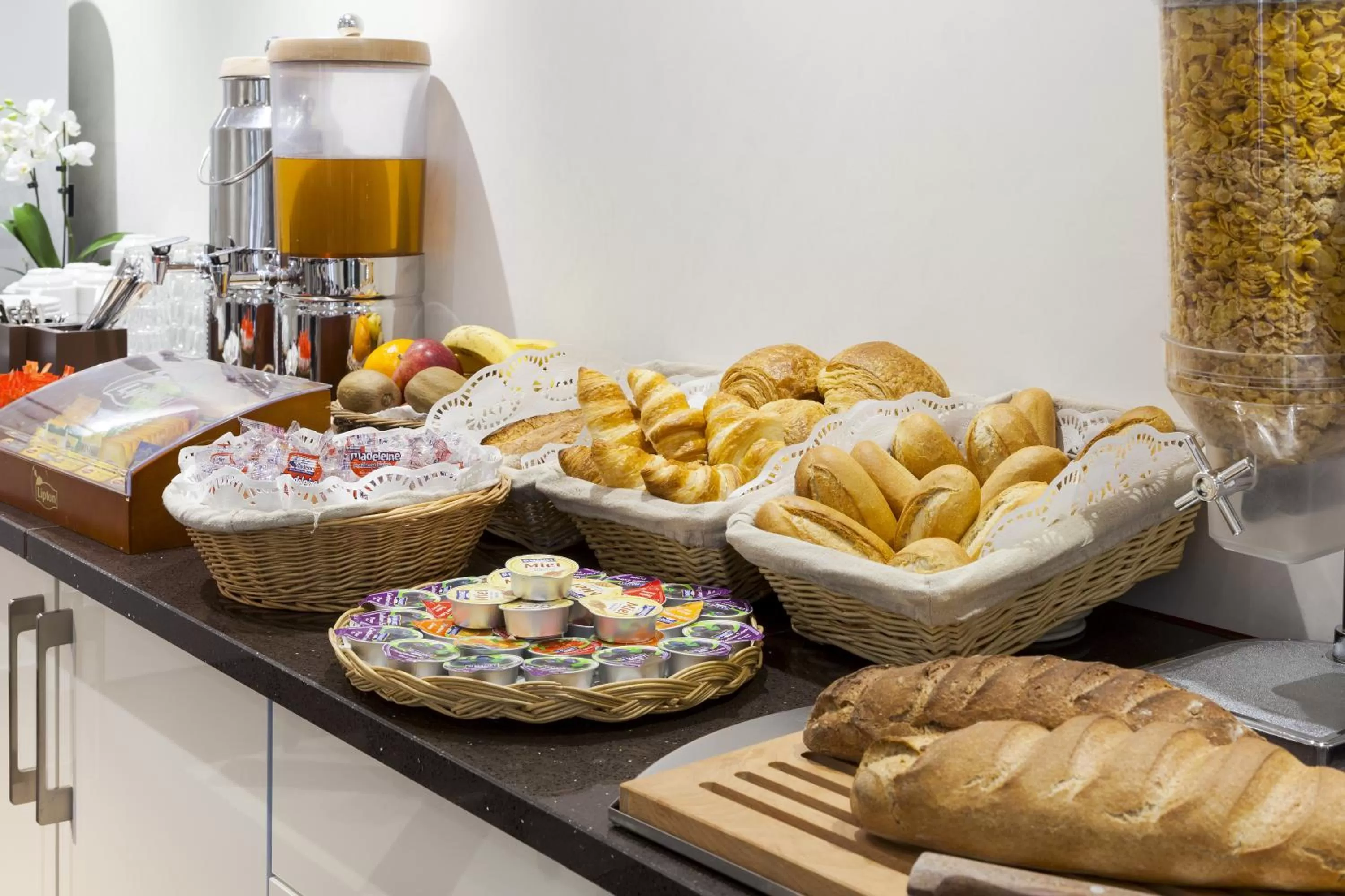 Food and drinks in The Originals City, Hôtel Paris Sud, Orly-Draveil