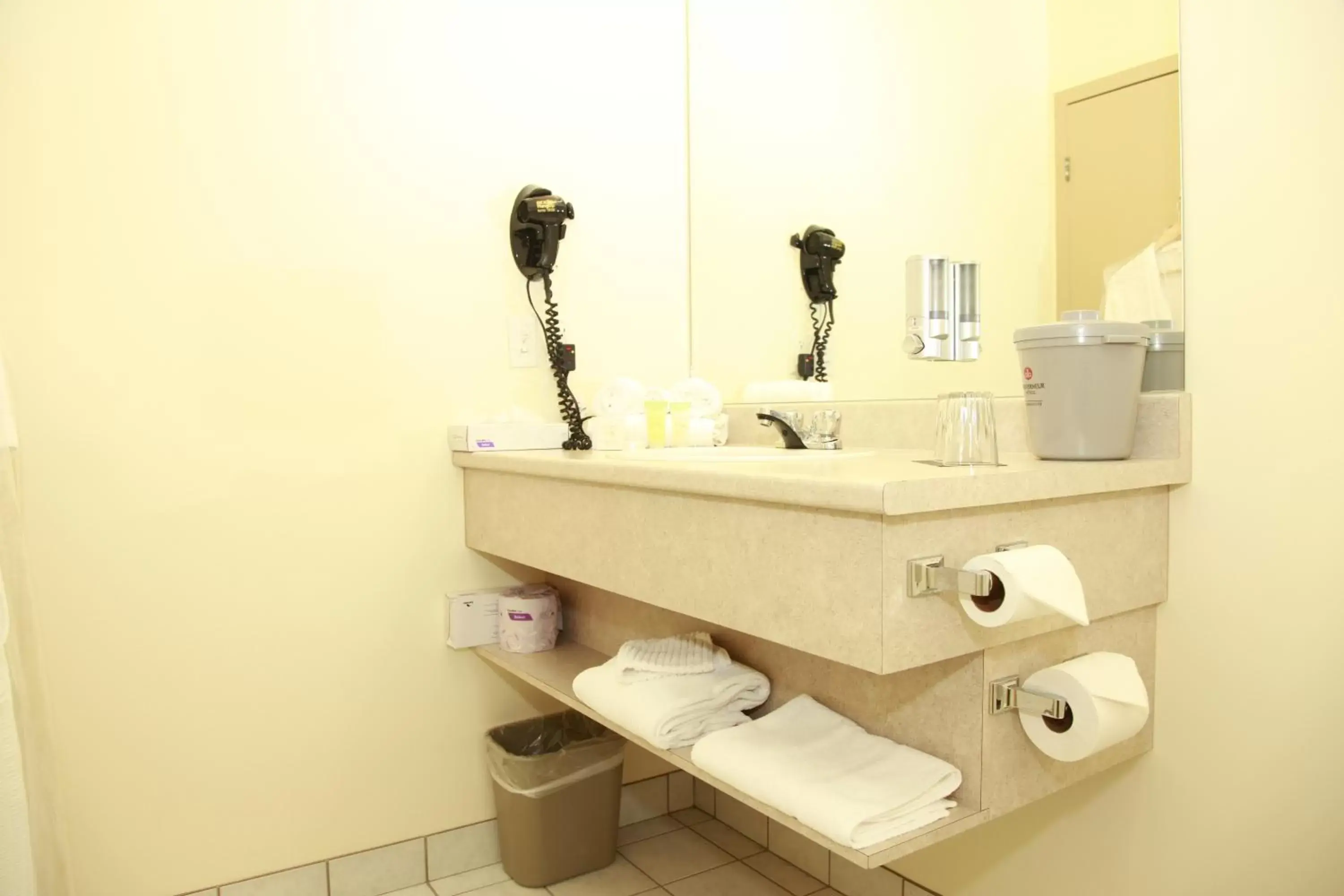 Bathroom in Hôtel Énergie Shawinigan