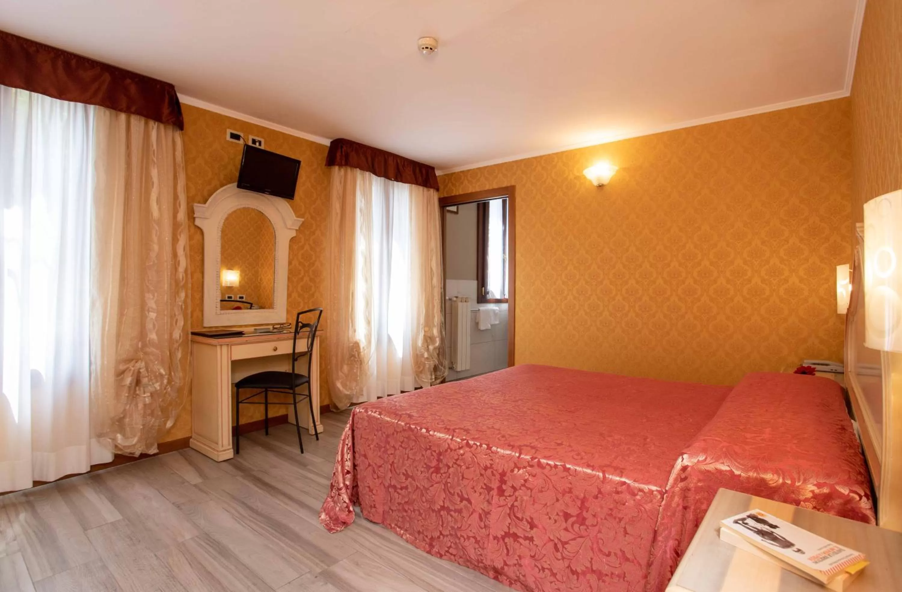 Deluxe Double or Twin Room with City View in Hotel Tintoretto