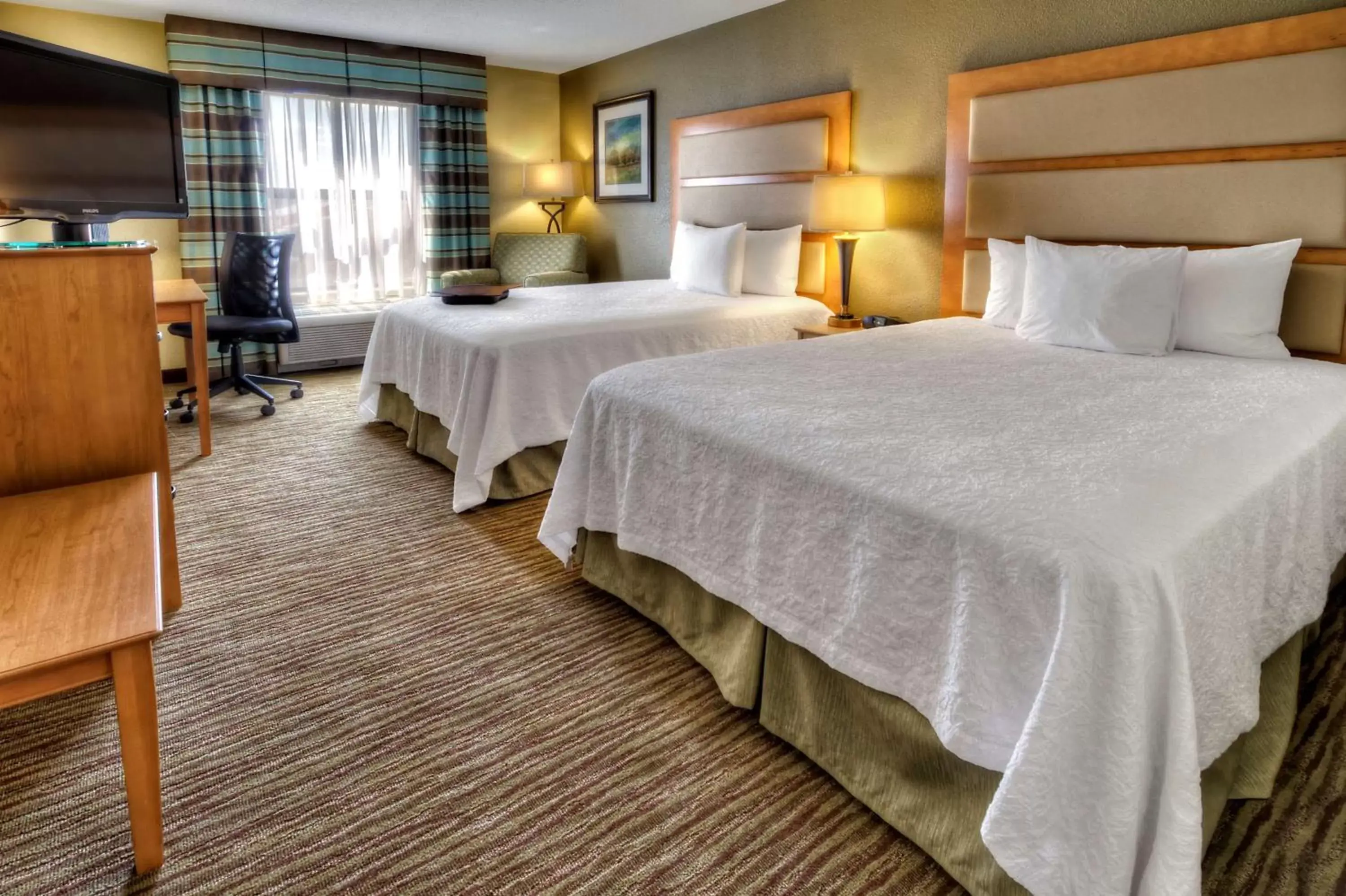 Bed in Hampton Inn & Suites Kalamazoo-Oshtemo