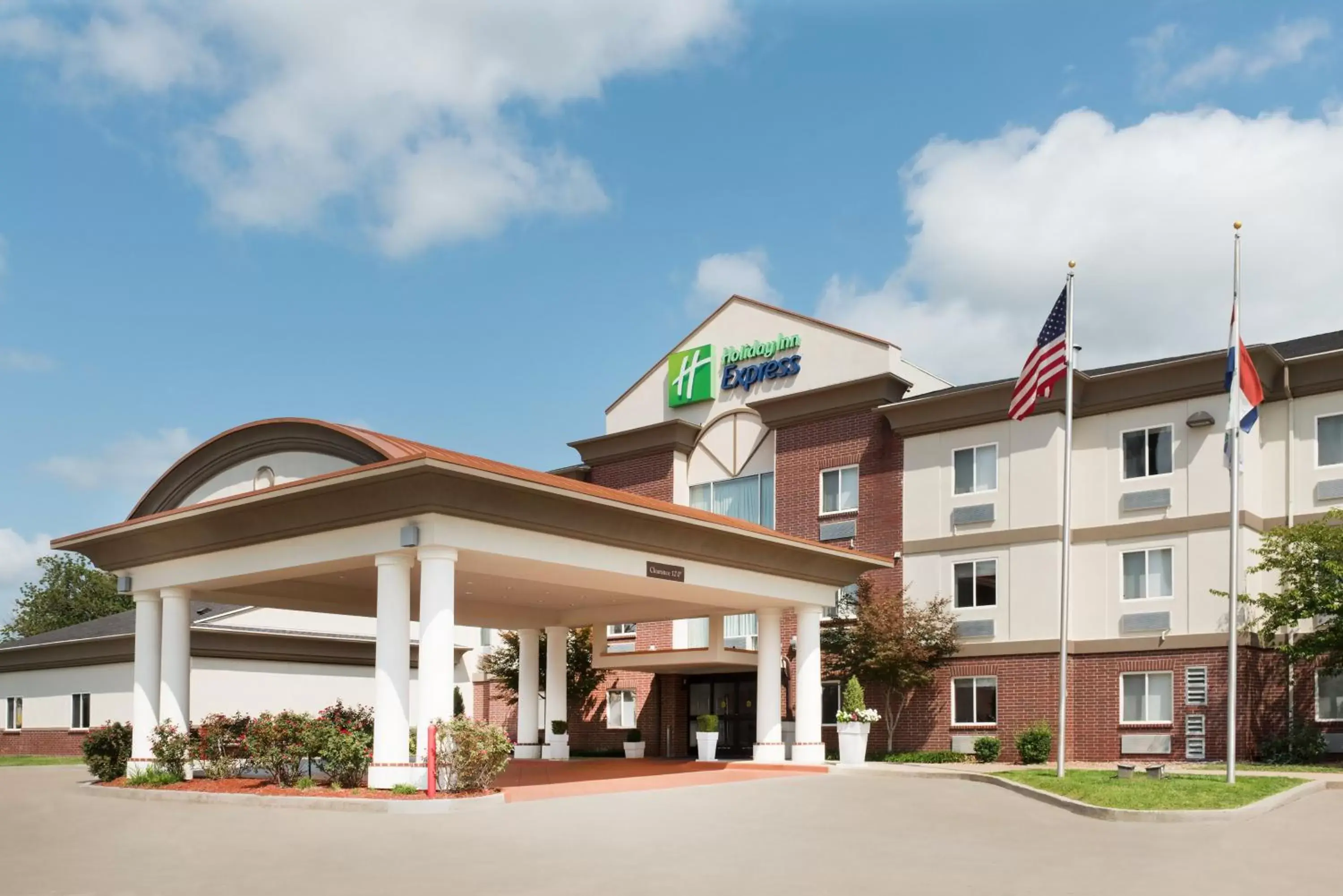 Property Building in Holiday Inn Express Warrenton, an IHG Hotel