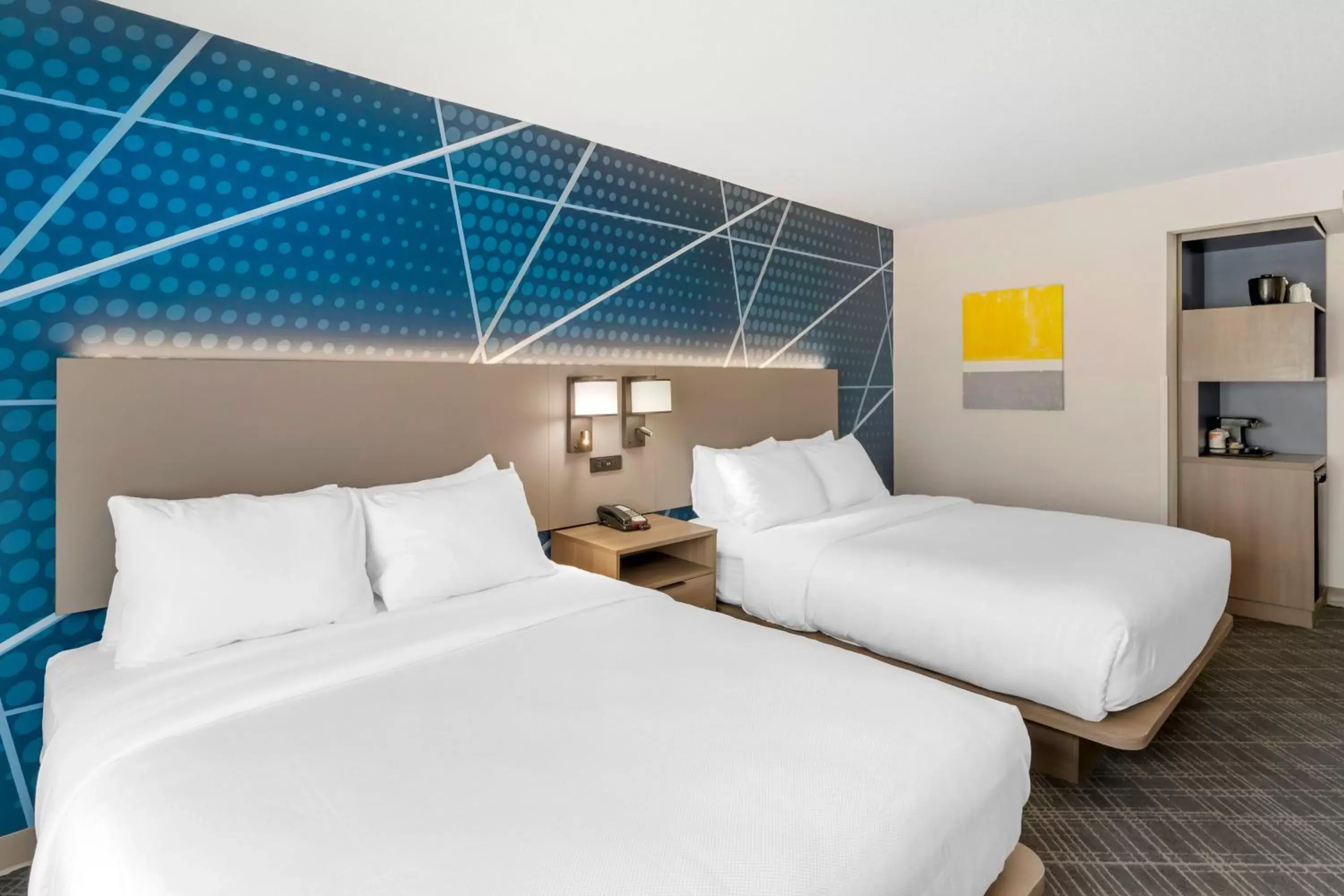 Bed in Comfort Inn & Suites Hampton near Coliseum