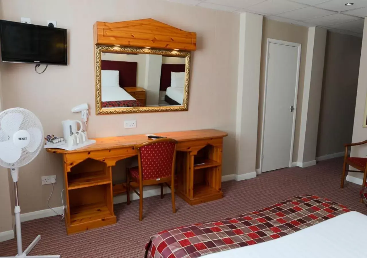 Coffee/tea facilities, TV/Entertainment Center in King Charles Hotel