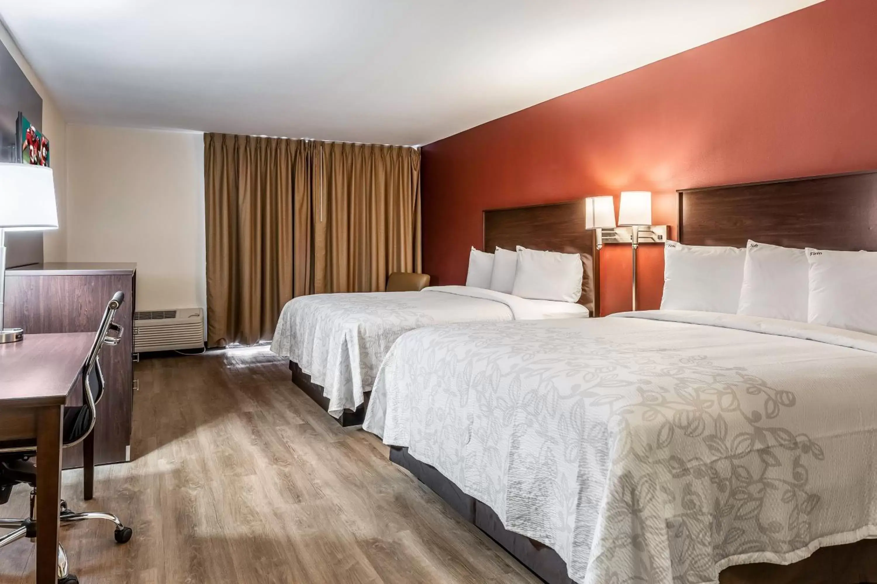 Photo of the whole room, Bed in Red Roof Inn PLUS & Suites Houston - IAH Airport SW