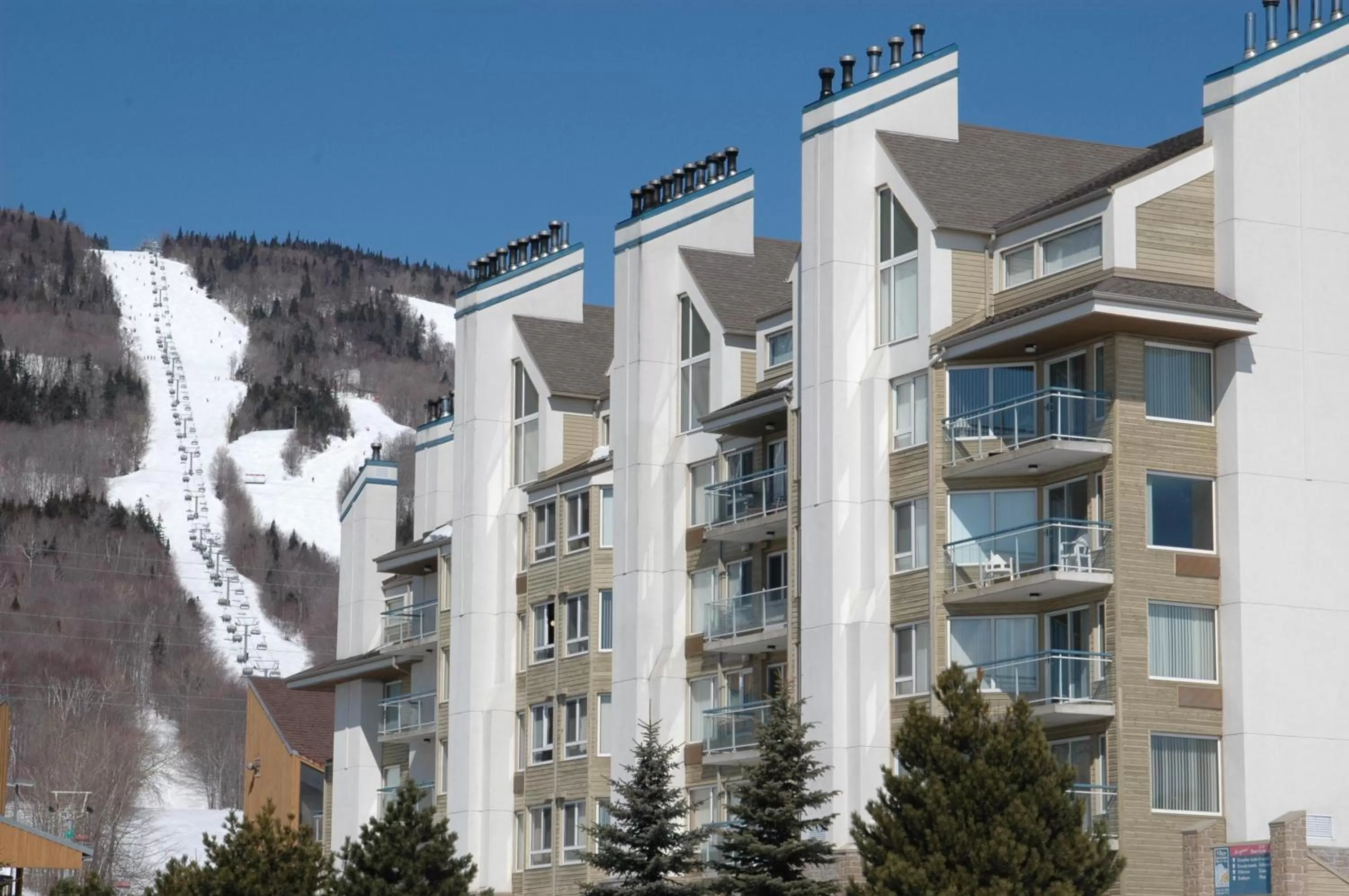 Property building in Hébergement Mont-Ste-Anne Condos