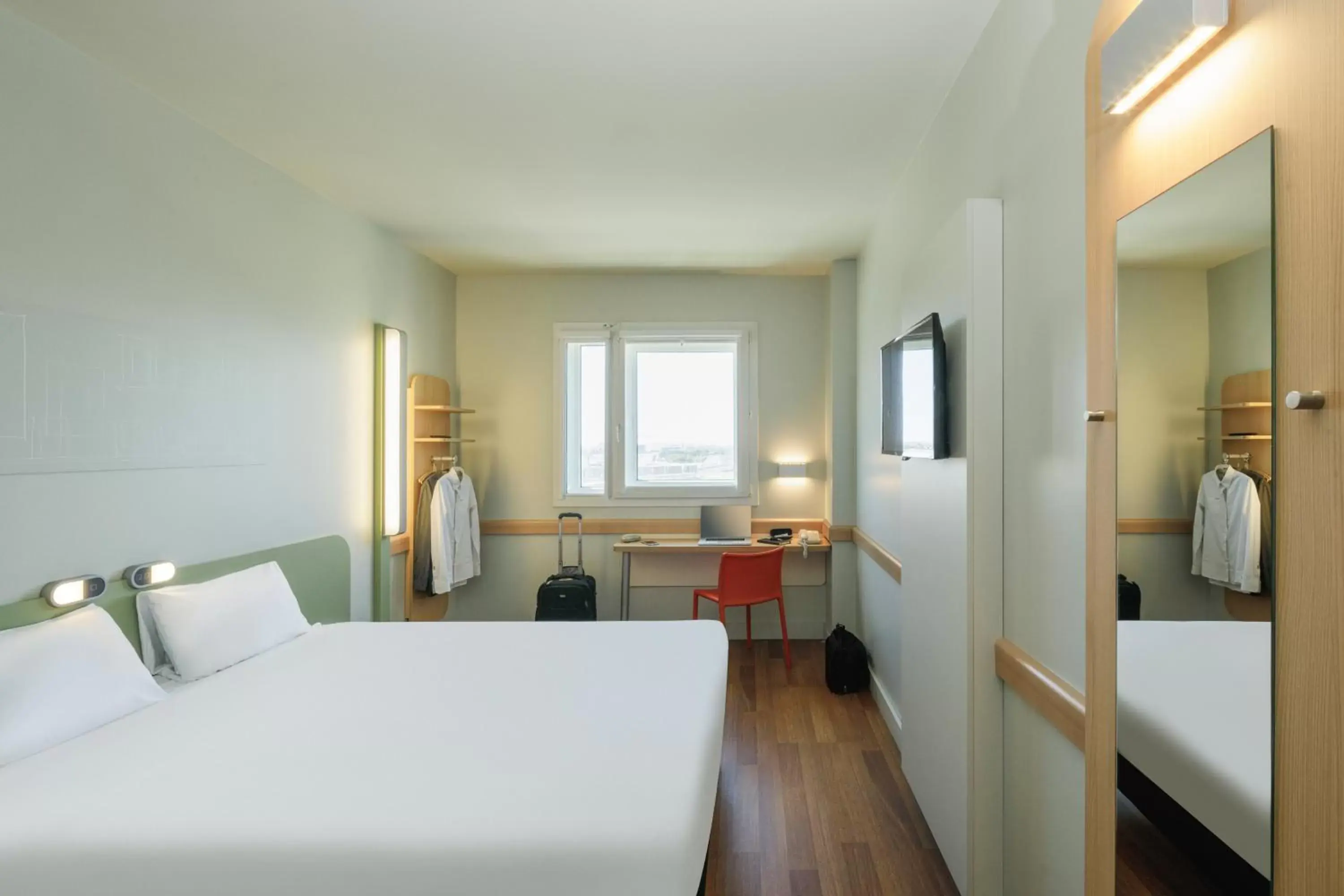 Photo of the whole room, Bed in ibis budget Caen Porte de Bretagne