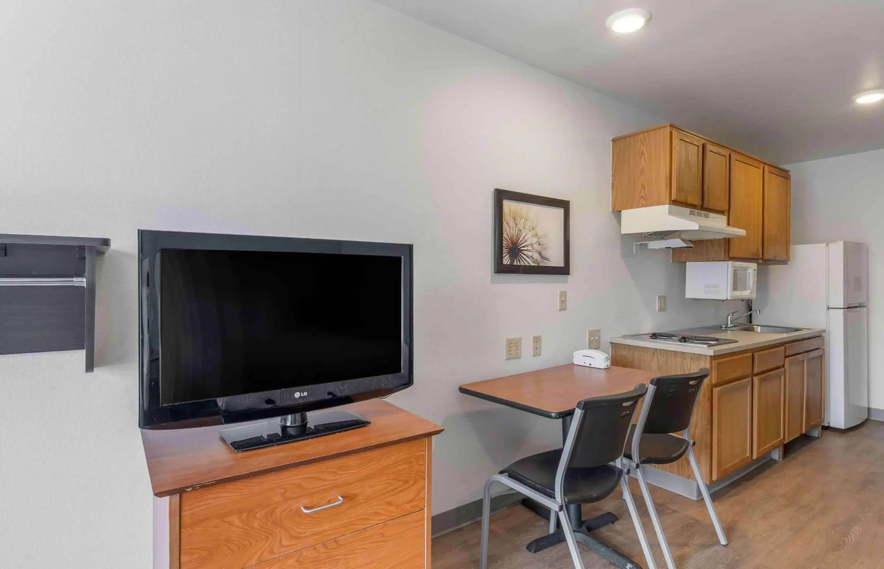 Bedroom, TV/Entertainment Center in Extended Stay America Select Suites - Lakeland