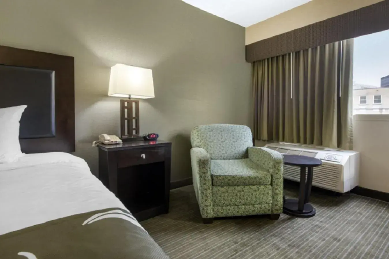 Deluxe Queen Room with Roll-in Shower - Disability Access in Quality Inn & Suites