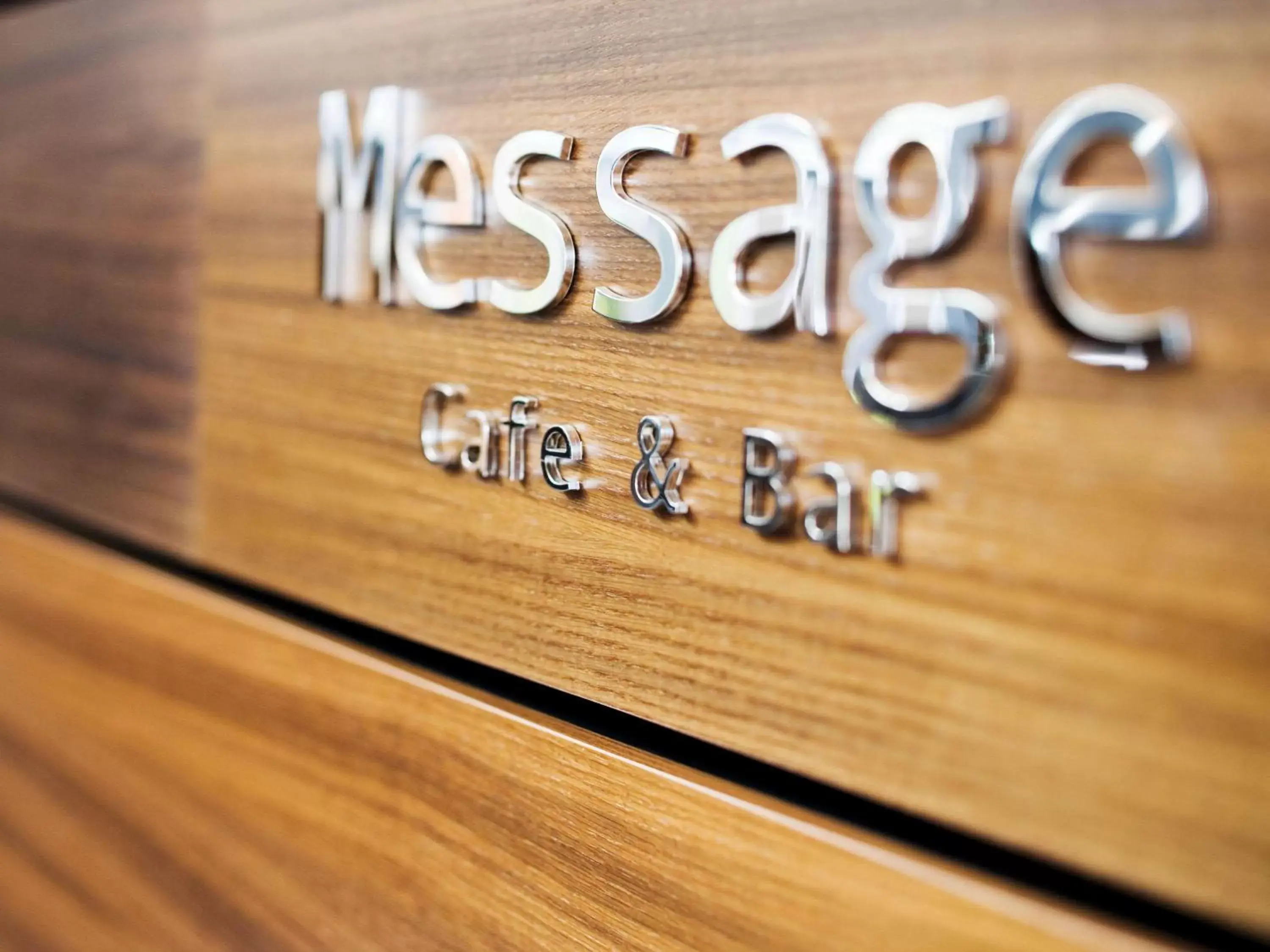 Lounge or bar, Property Logo/Sign in Mövenpick Hotel Stuttgart Airport