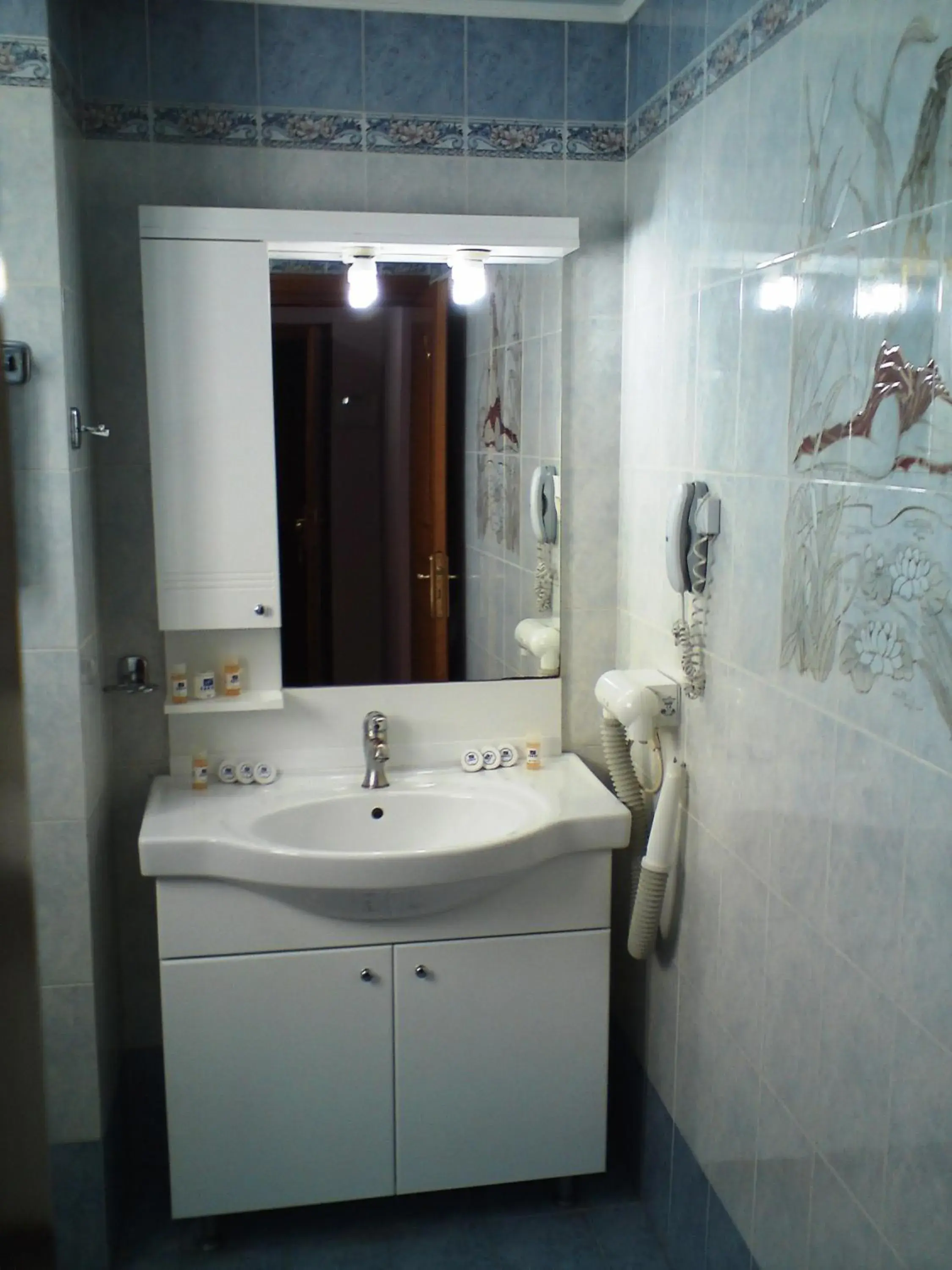 Bathroom in Faros II