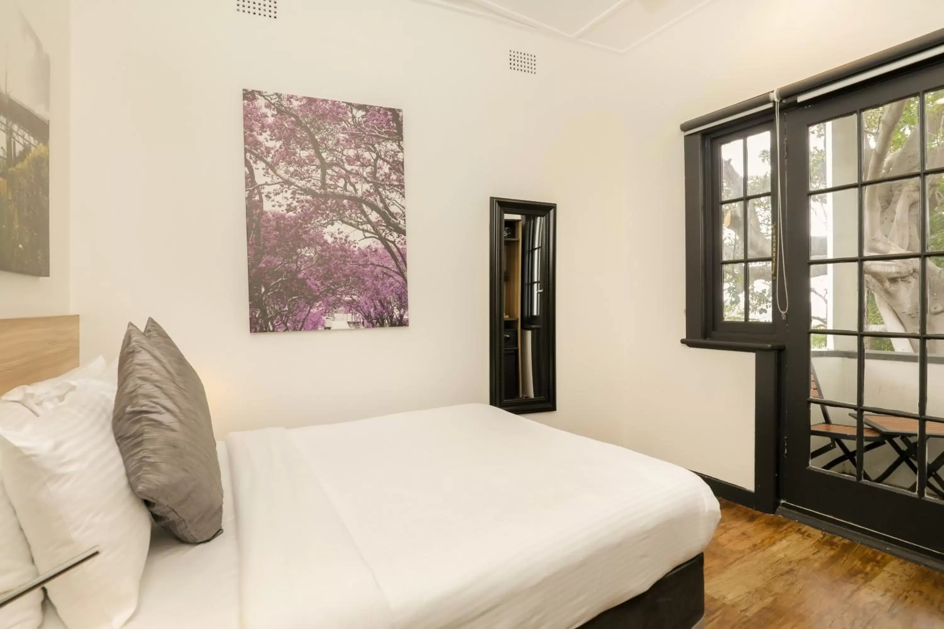 Double Room with Balcony and Shared Bathroom in Glenferrie Lodge