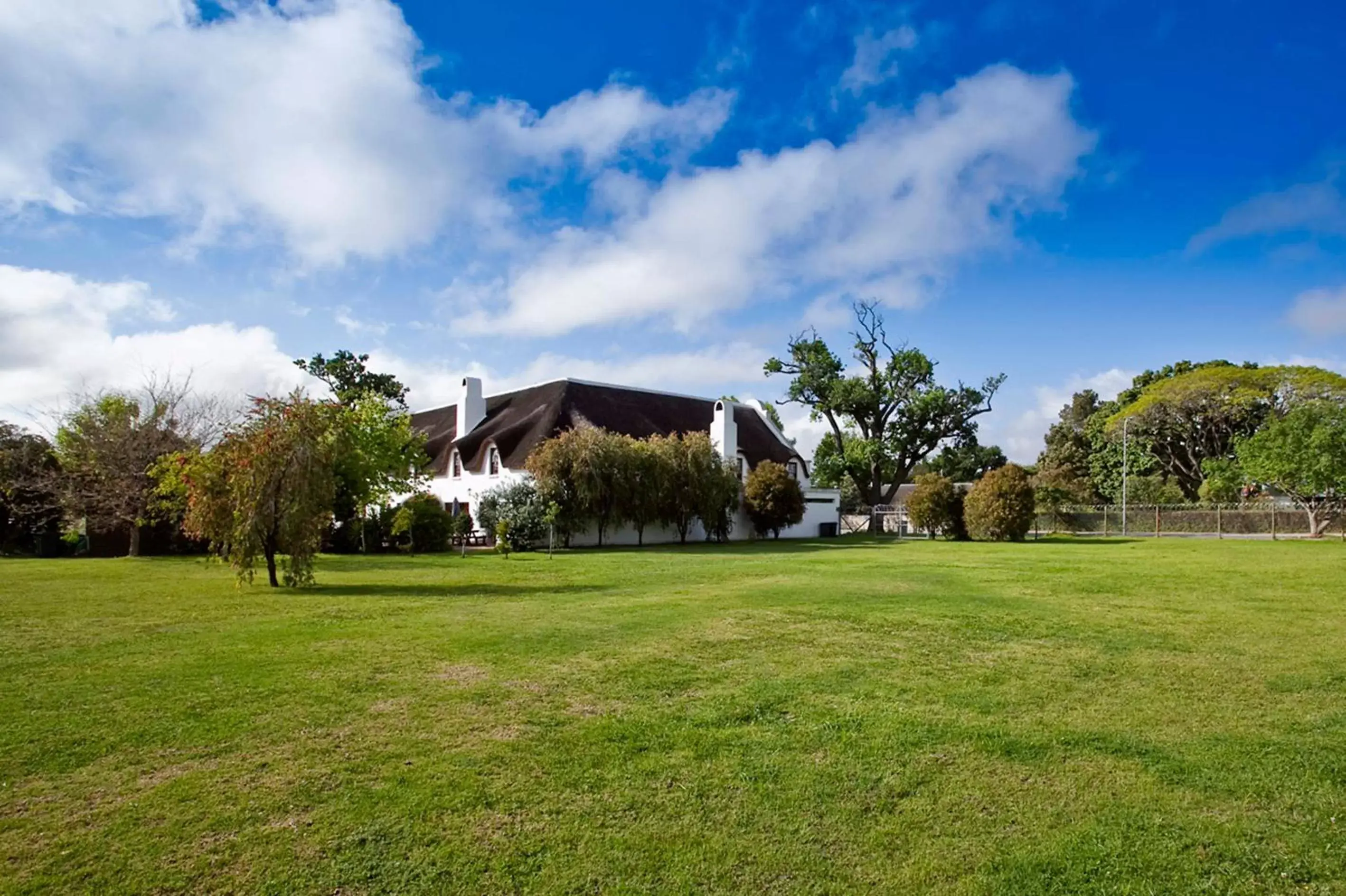 Garden in Oakhurst Hotel