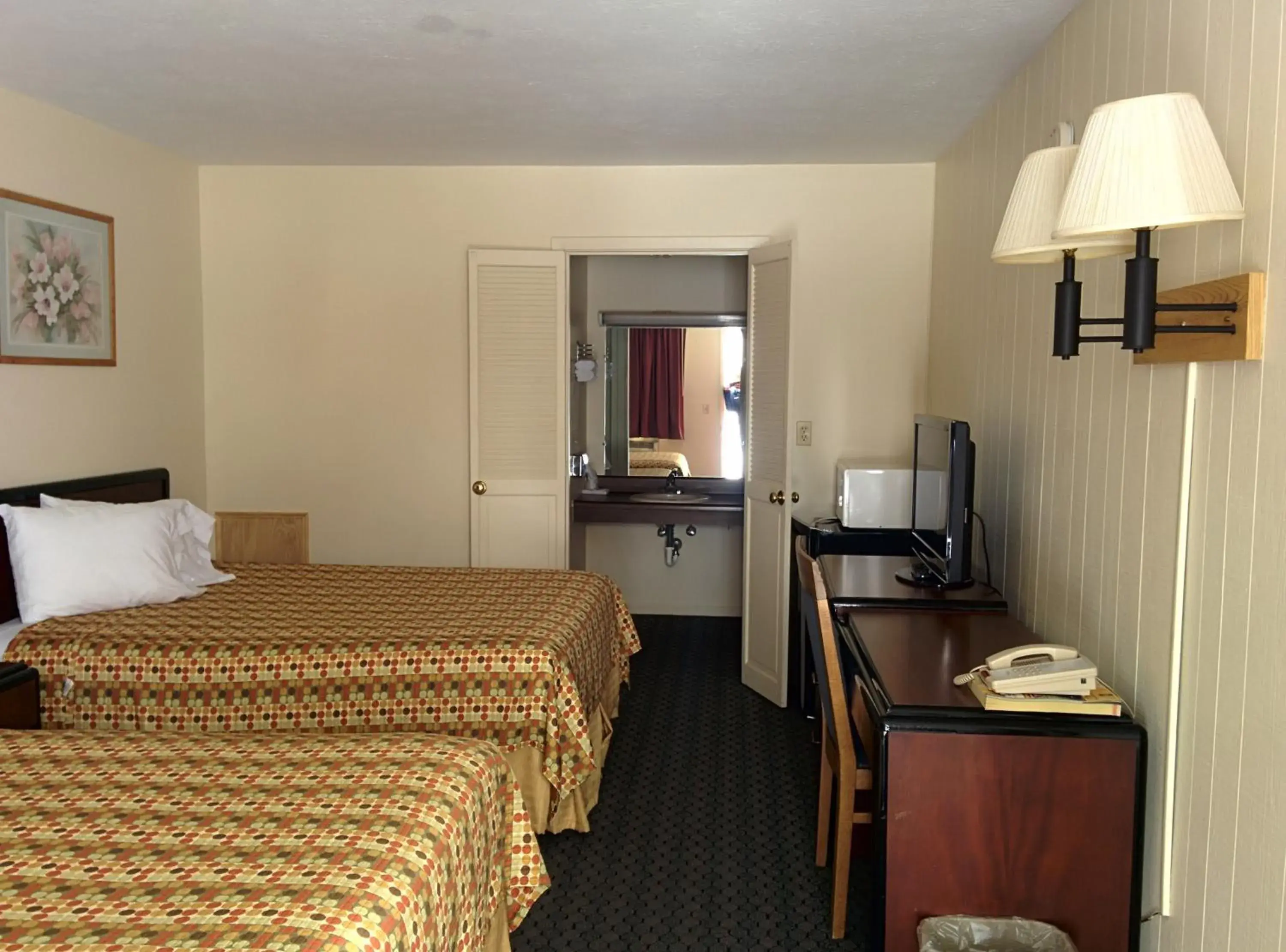 Photo of the whole room, Bed in Economy Inn Toledo-Perrysburg