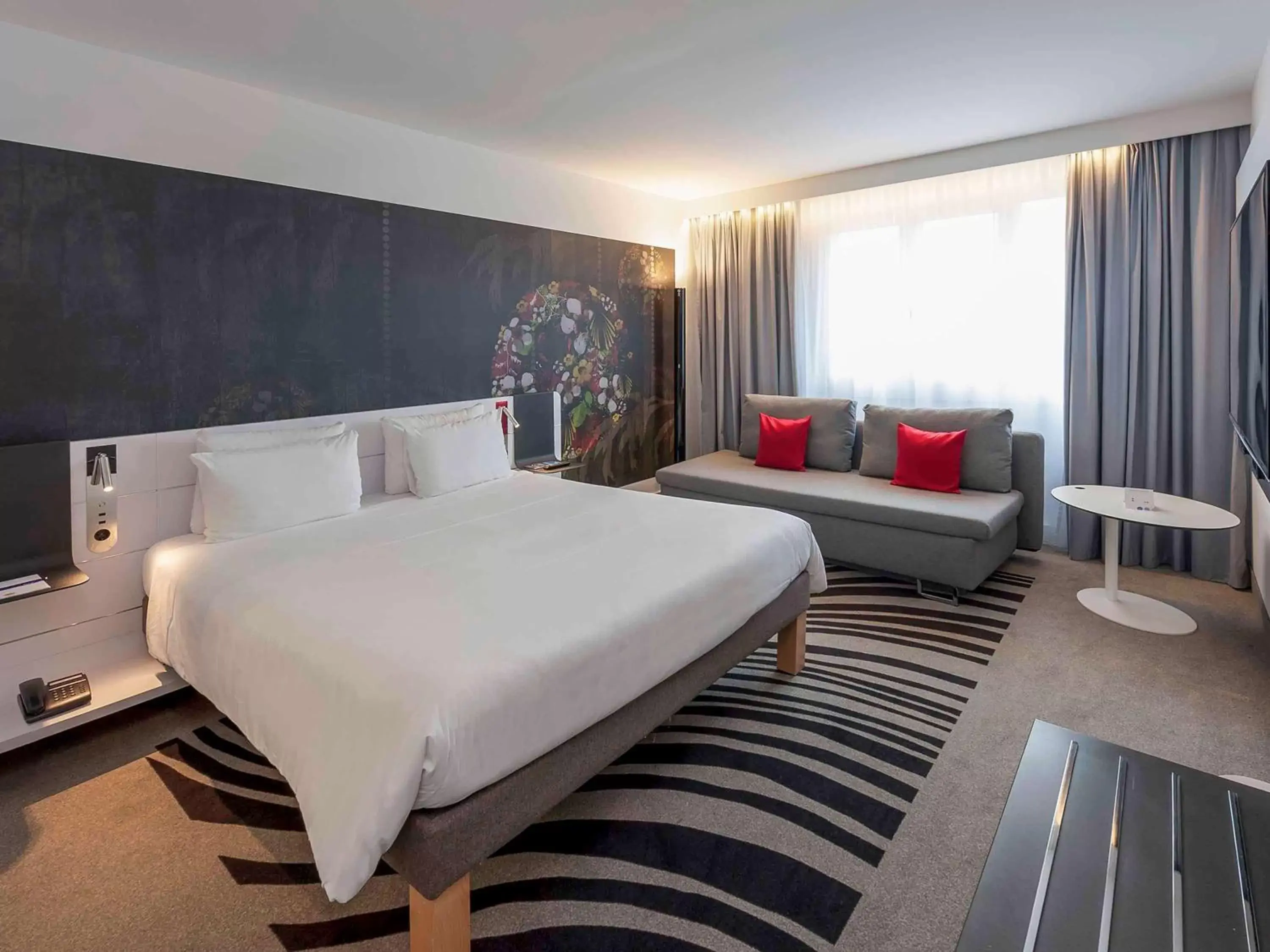Photo of the whole room, Bed in Novotel München City
