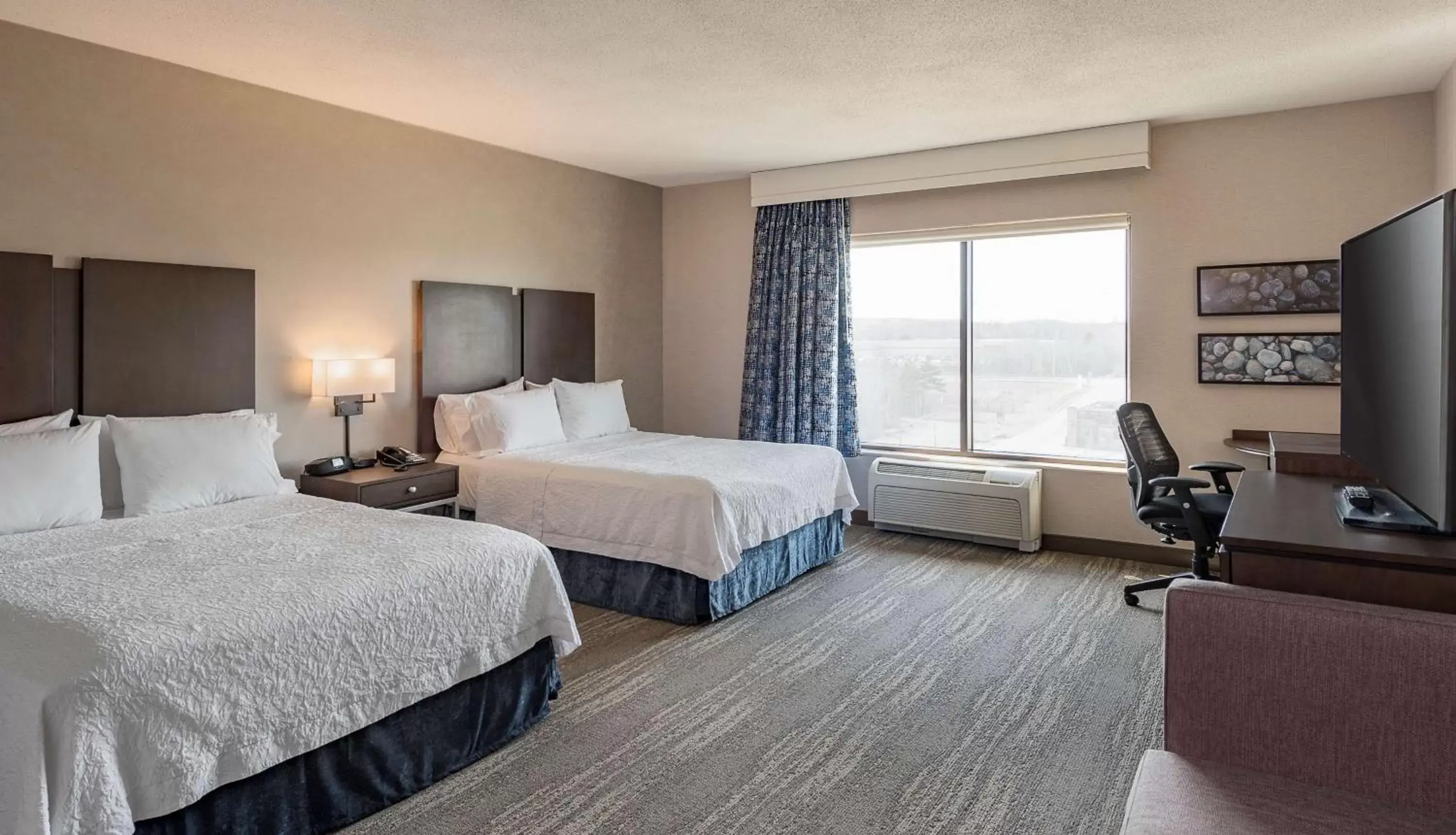 Bedroom in Hampton Inn & Suites by Hilton Dartmouth - Halifax