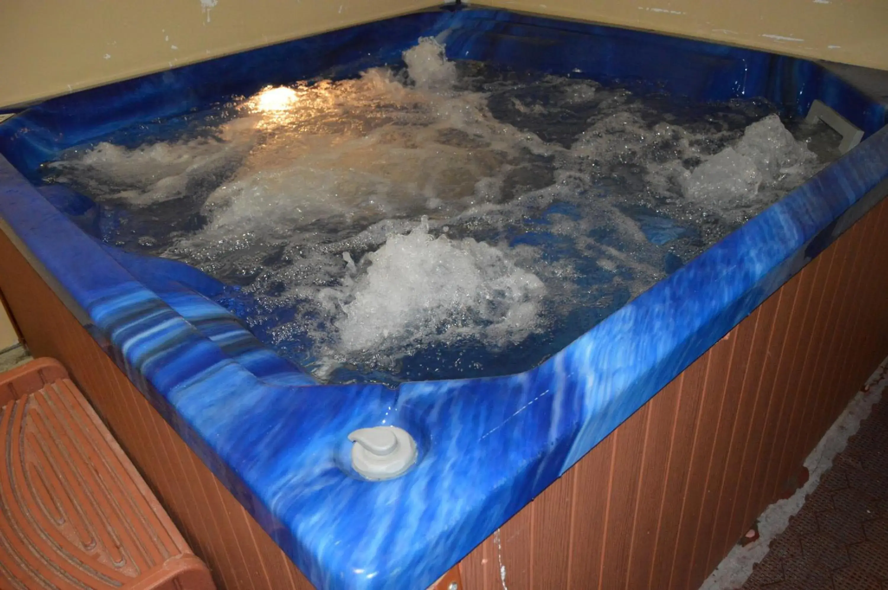 Hot Tub in Hollow Inn and Motel