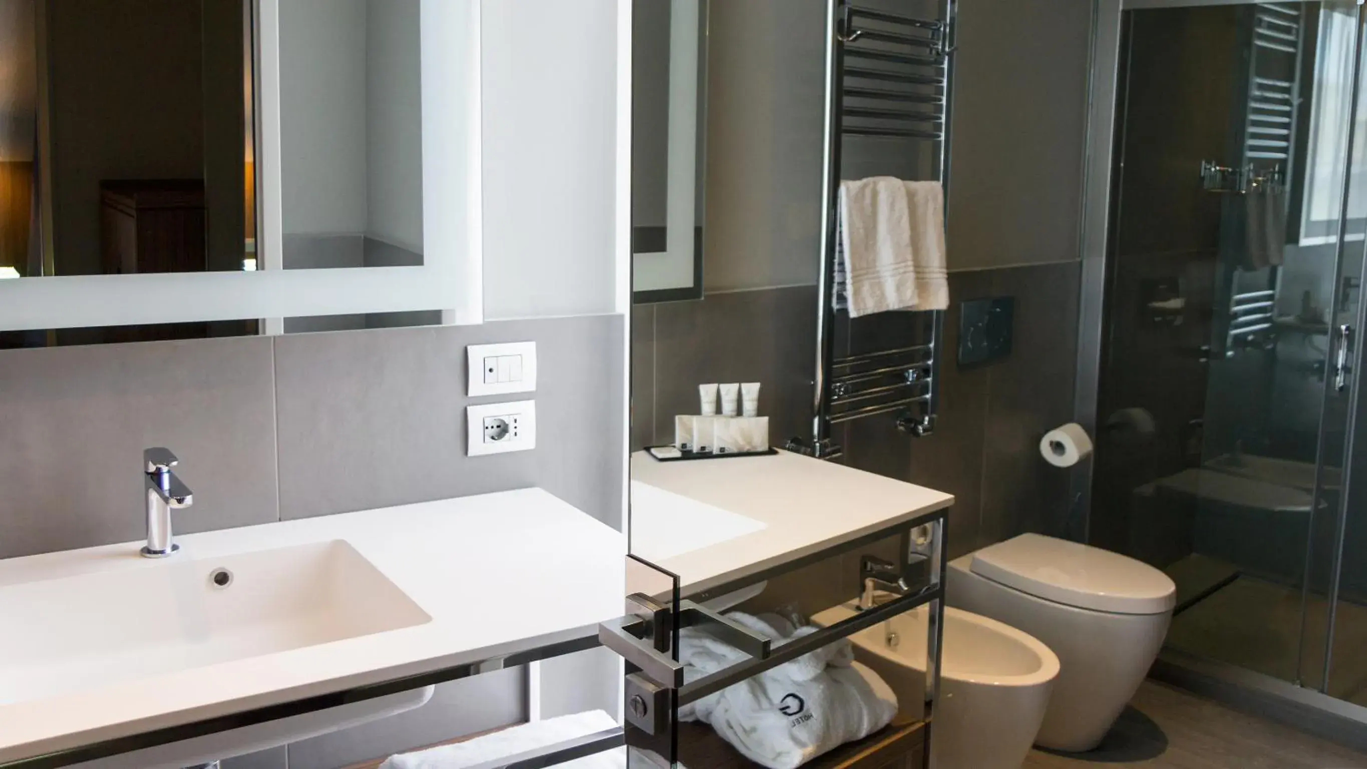 Toilet, Bathroom in G Hotel Pescara