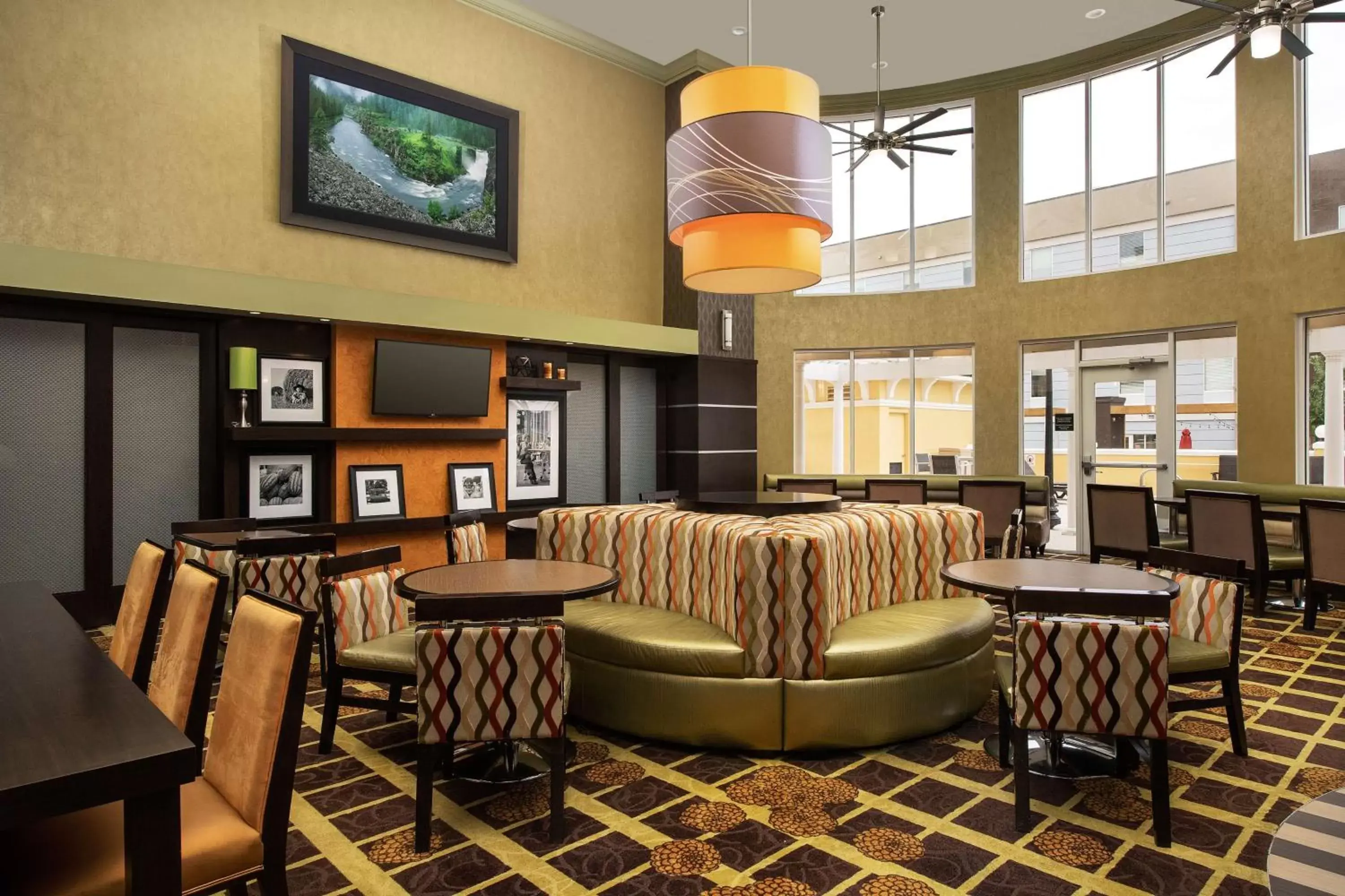Lobby or reception, Lounge/Bar in Hampton Inn & Suites Lake City