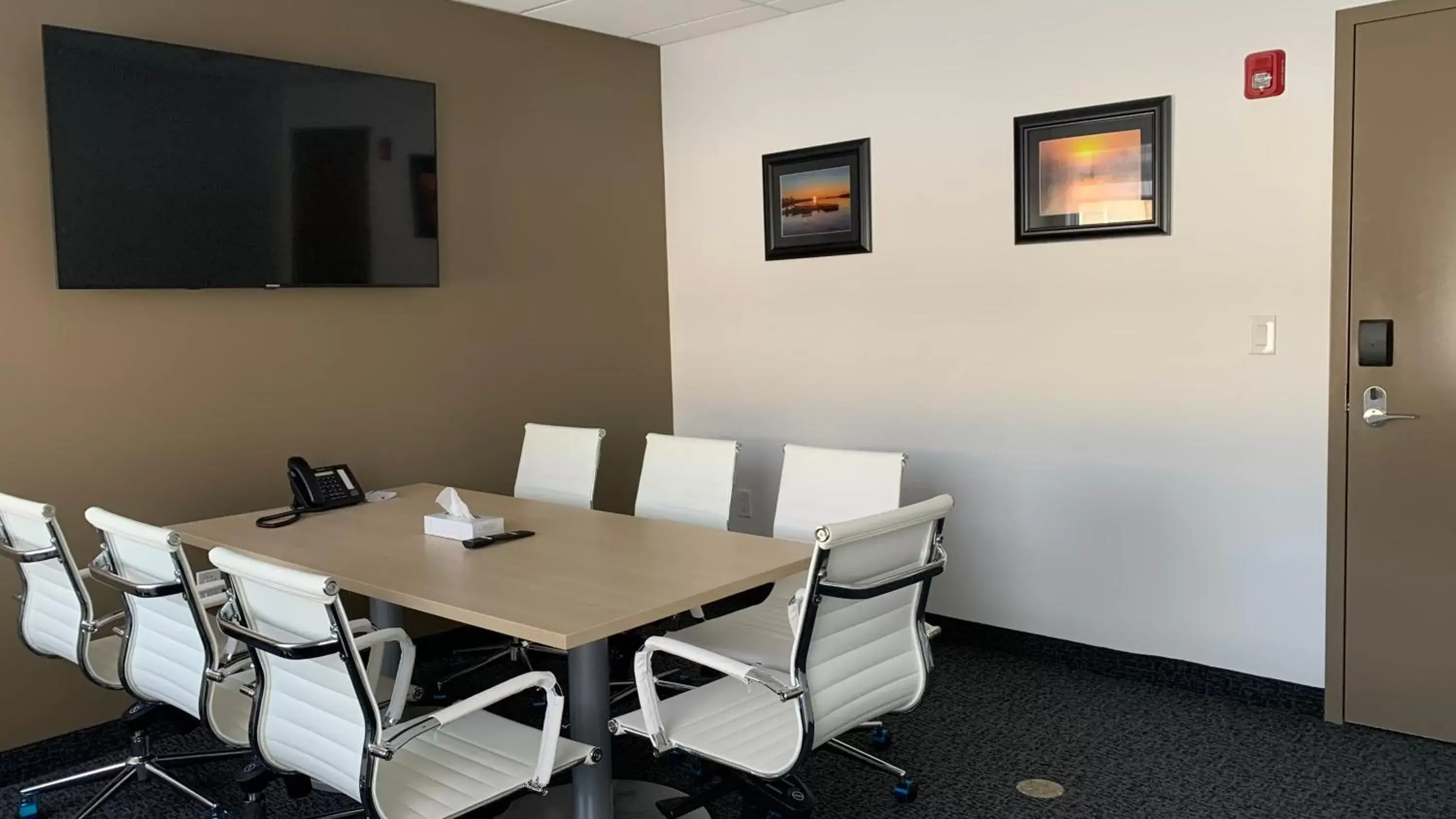 Dining Area in Super 8 by Wyndham Moosonee