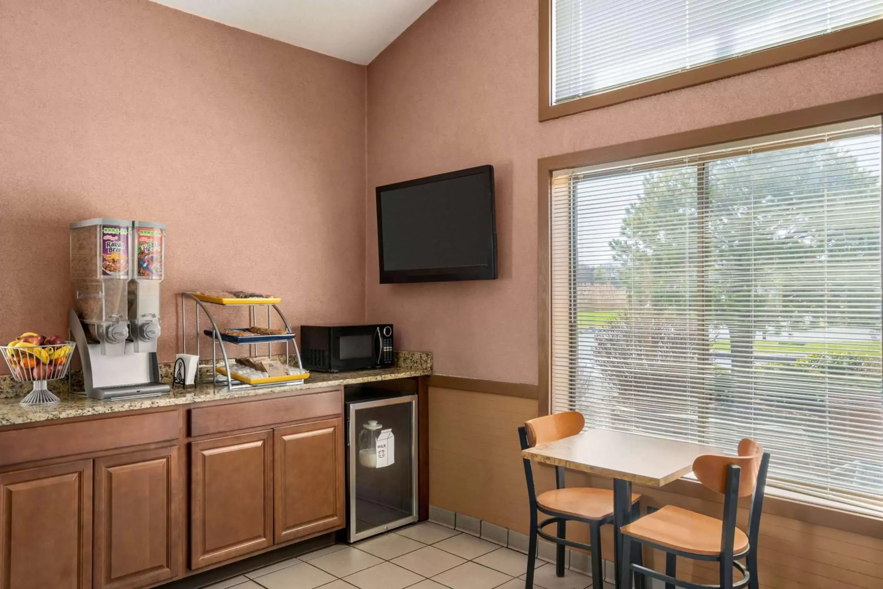 Breakfast, TV/Entertainment Center in Days Inn by Wyndham Canastota Verona