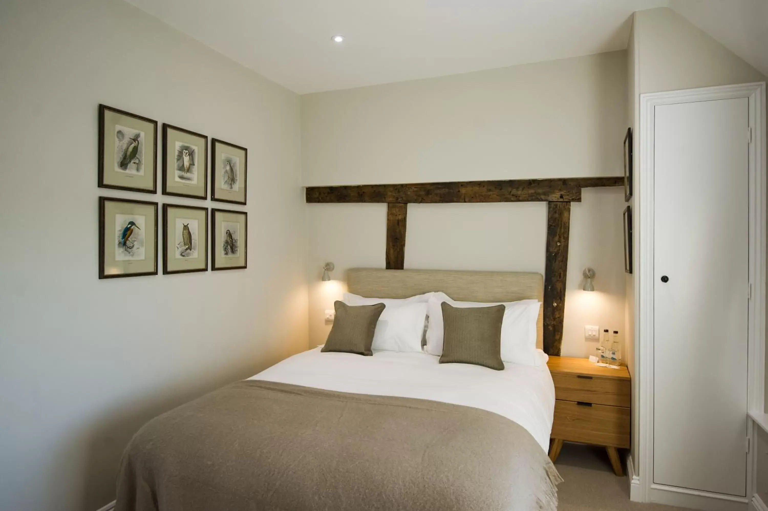 Photo of the whole room, Bed in Cowdray Lodge