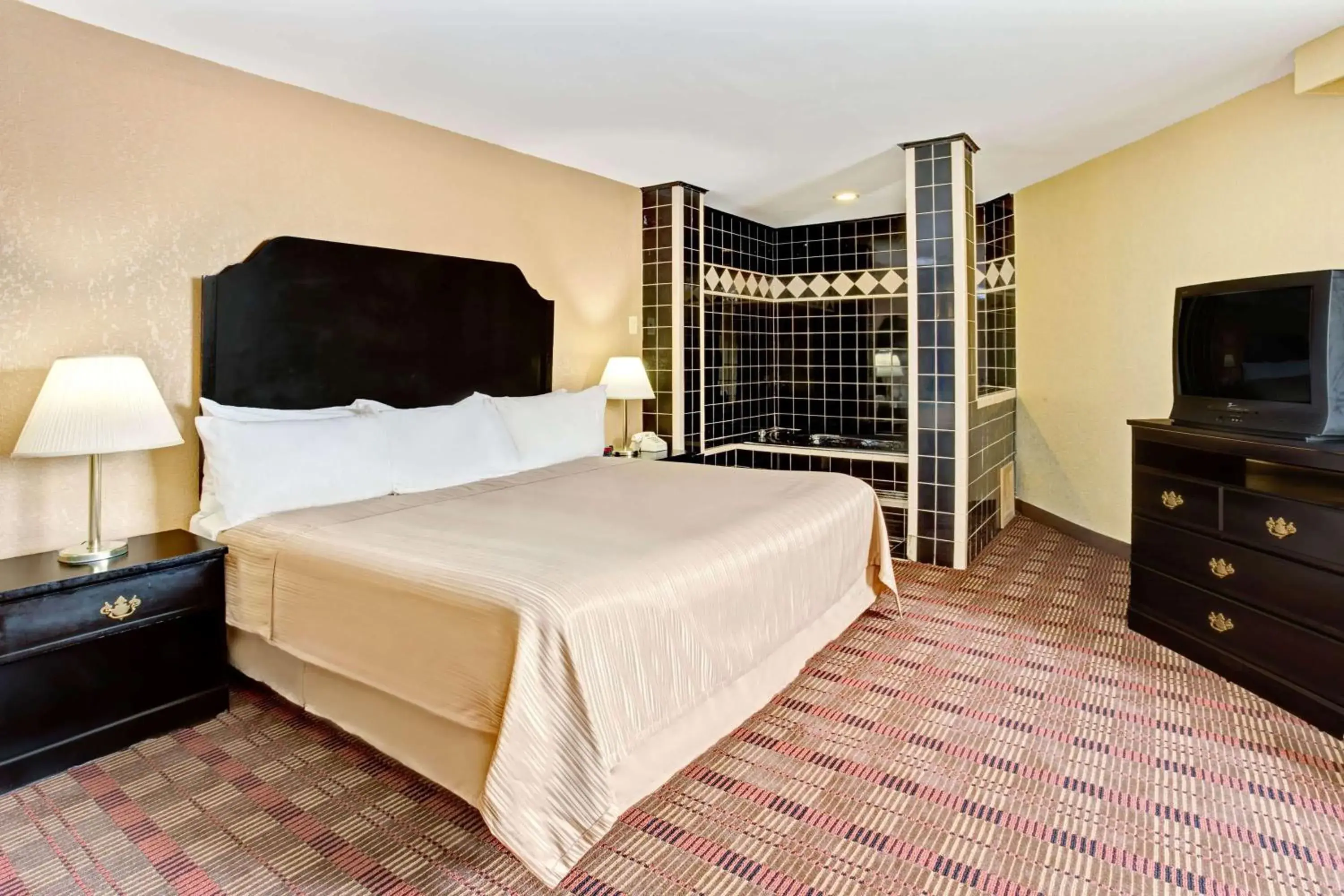 Photo of the whole room, Bed in Howard Johnson by Wyndham Pikesville