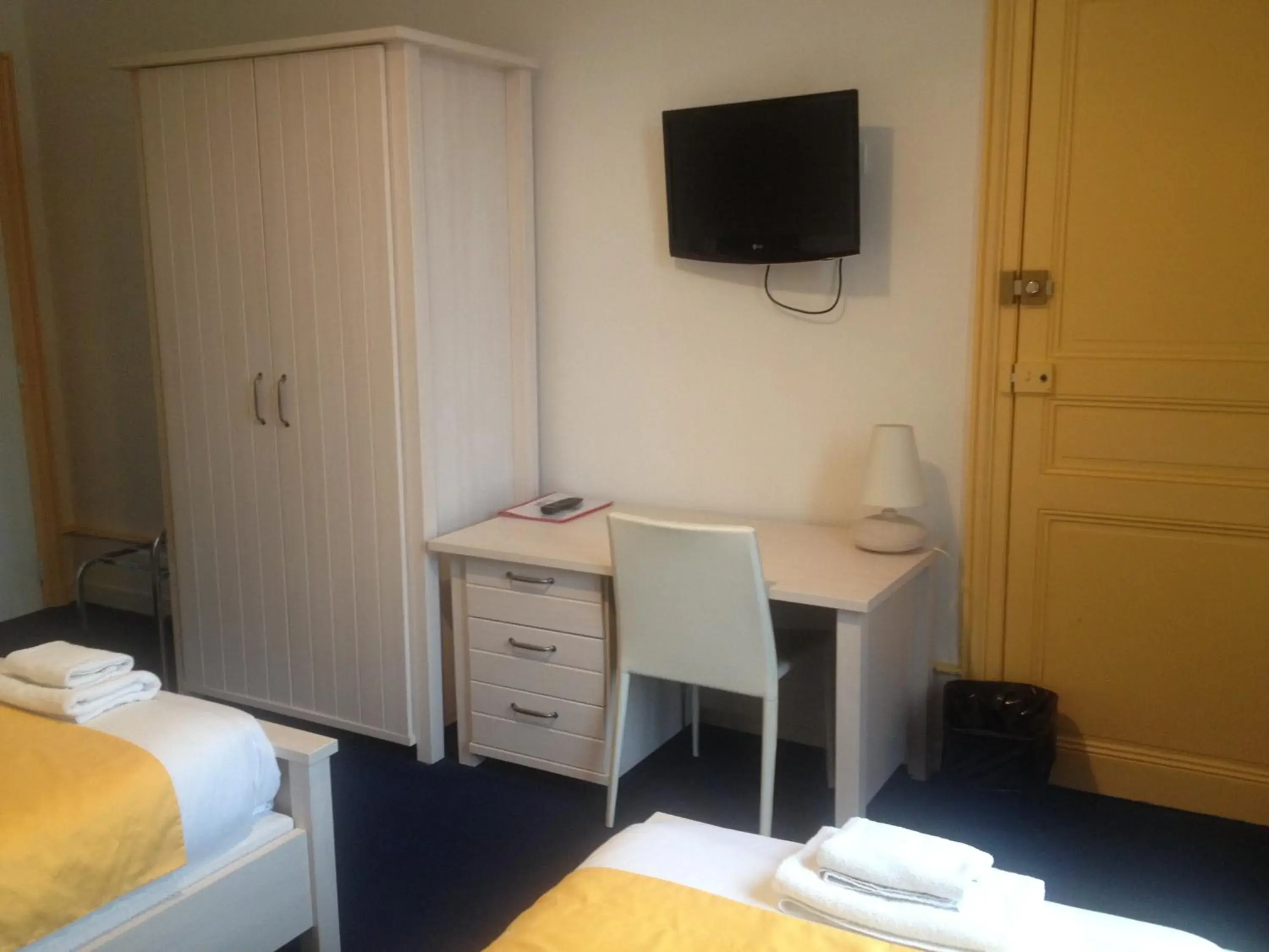 Comfort Twin Room - single occupancy in Hotel Couleurs Sud Centre-ville Gare Charleville-Mézières Comfort Twin Room - single occupancy in Hotel Couleurs Sud Centre-ville Gare Charleville-Mézières
