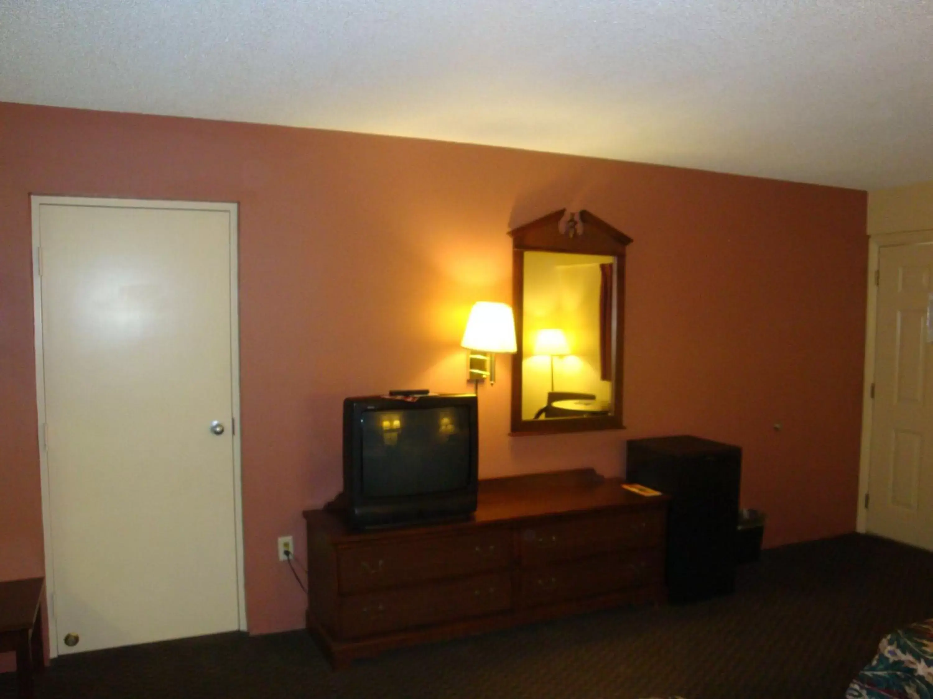 Photo of the whole room, TV/Entertainment Center in Wilmington Inn