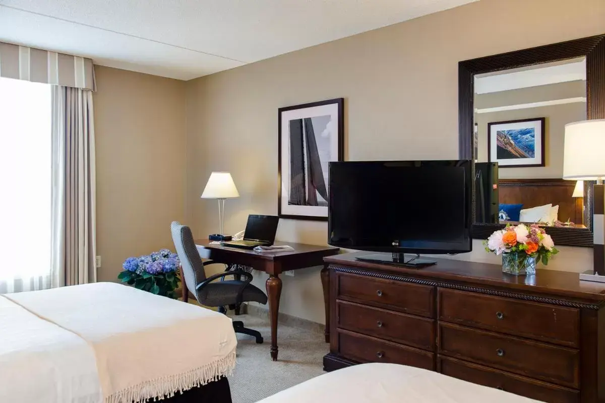 Bed, TV/Entertainment Center in Salem Waterfront Hotel & Suites
