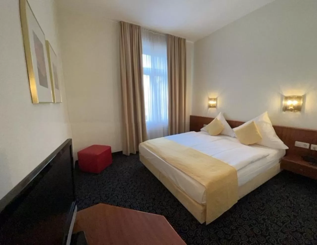 Living room, Bed in Stadthotel