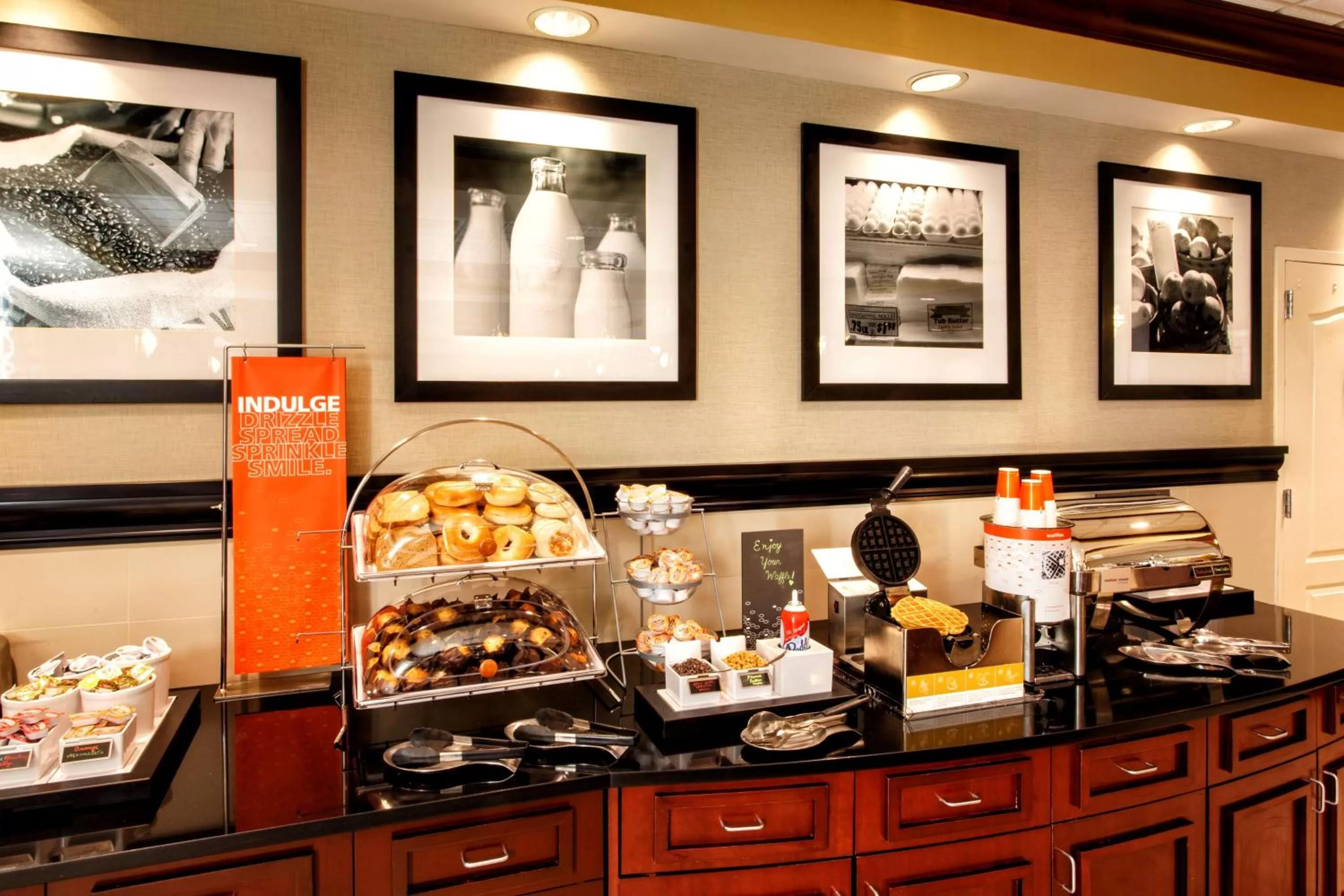 Dining area in Hampton Inn & Suites Staten Island