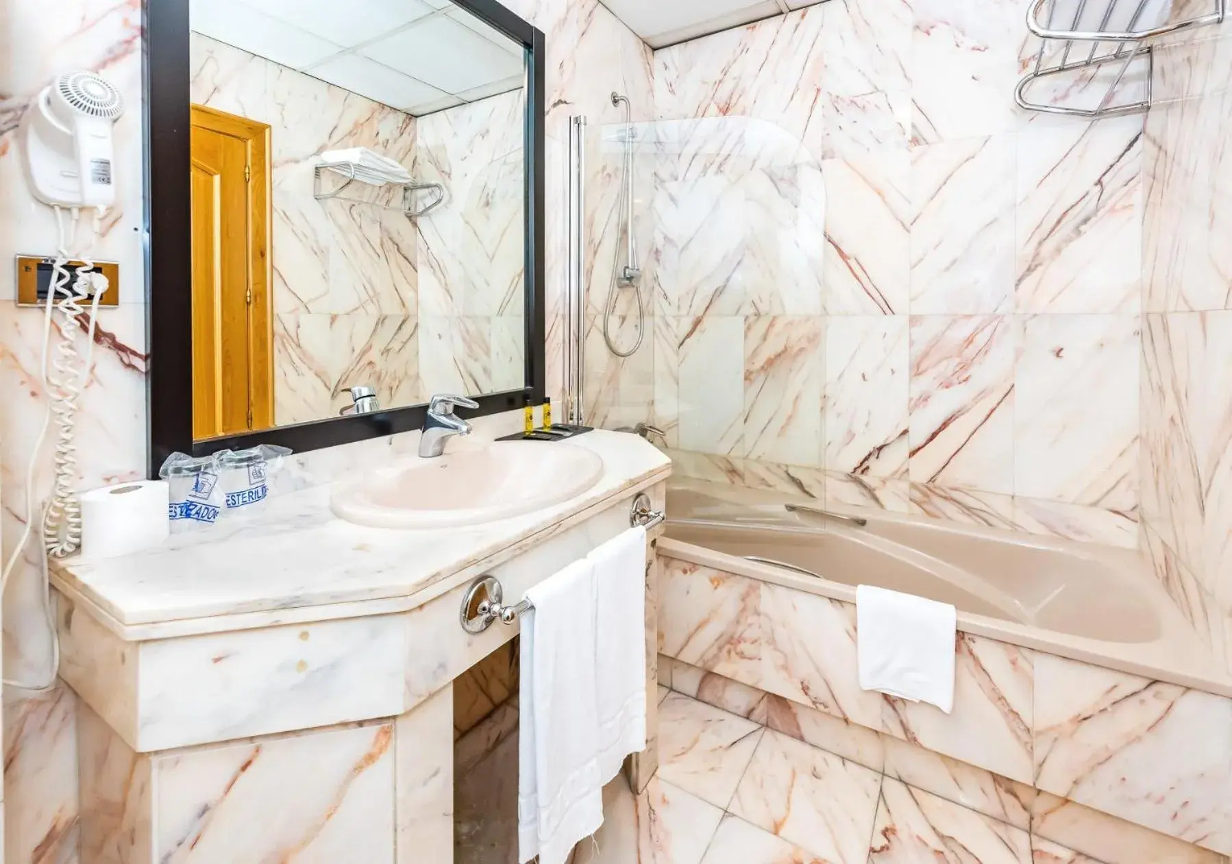 Bathroom in Hotel Condestable Iranzo