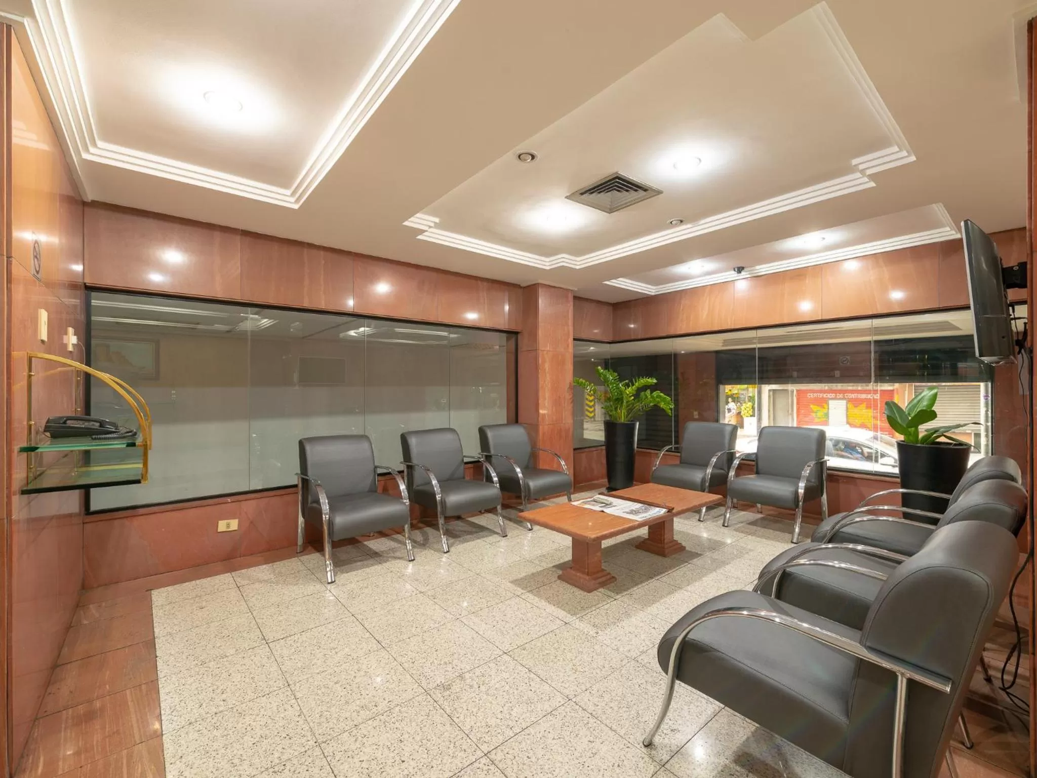 Communal lounge/ TV room in Real Castilha Hotel