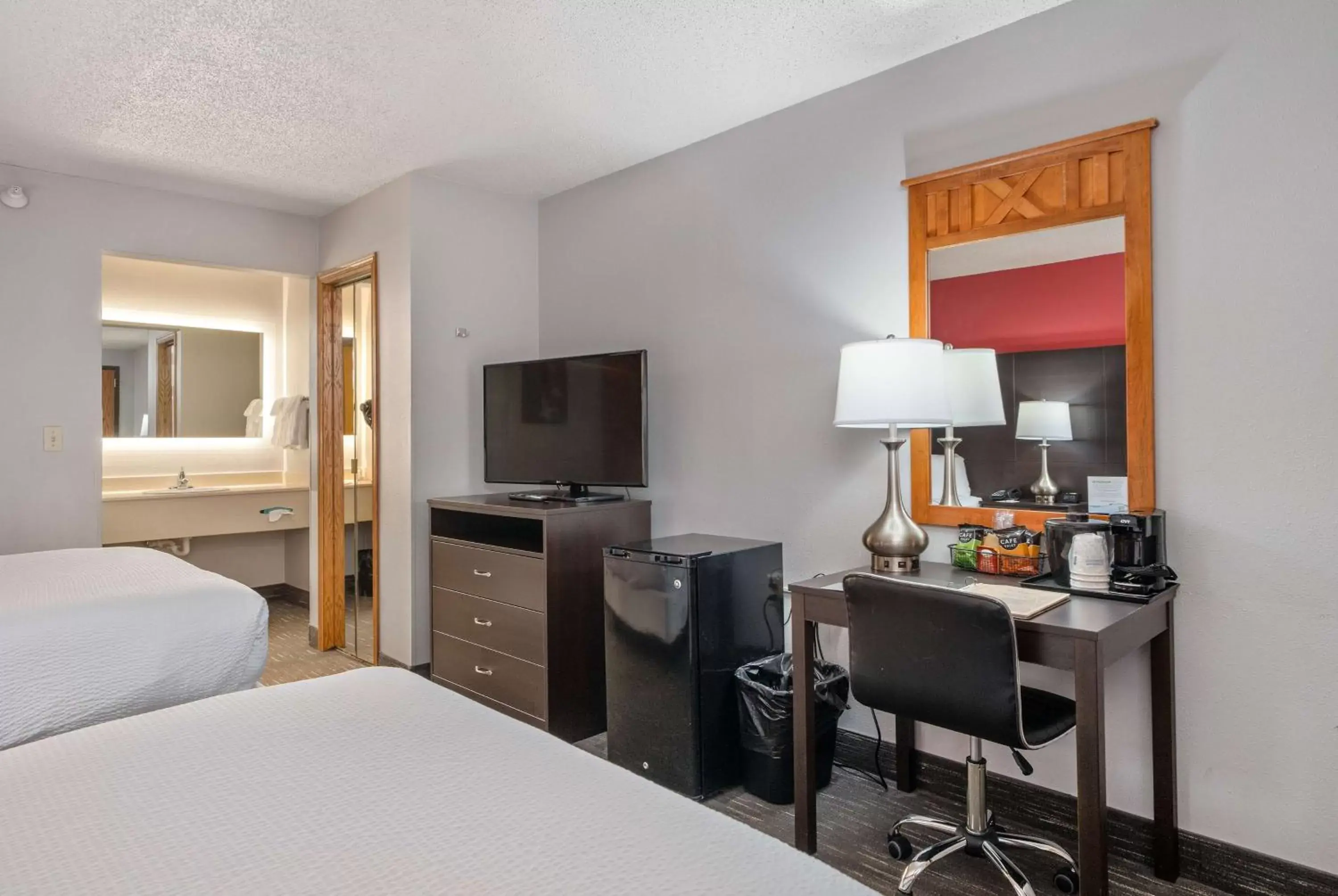 Photo of the whole room, TV/Entertainment Center in Ramada by Wyndham Sioux Falls Airport - Waterpark Resort & Event Center