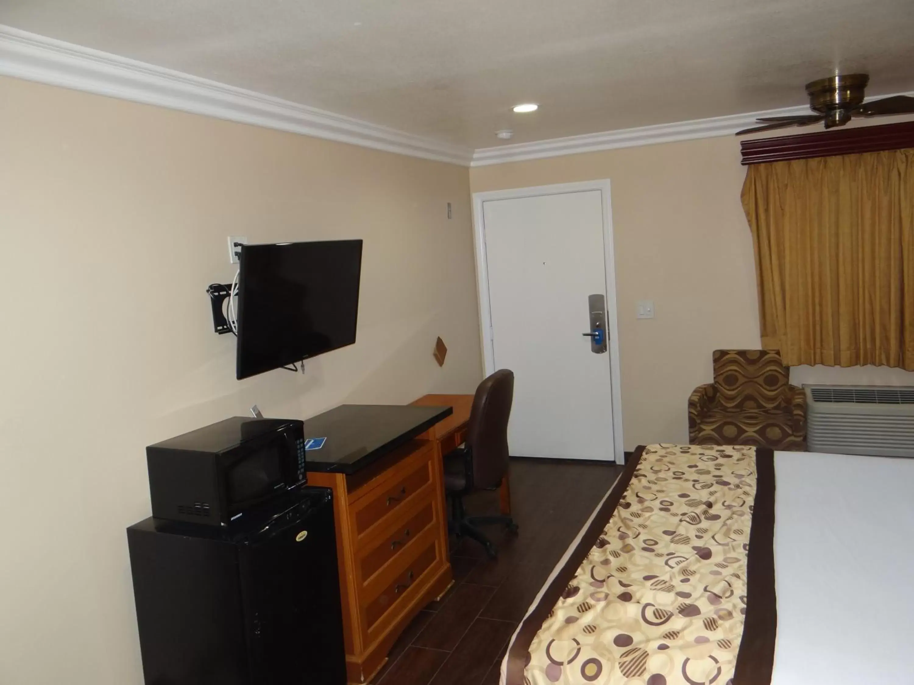 Bedroom, TV/Entertainment Center in Rodeway Inn Cypress