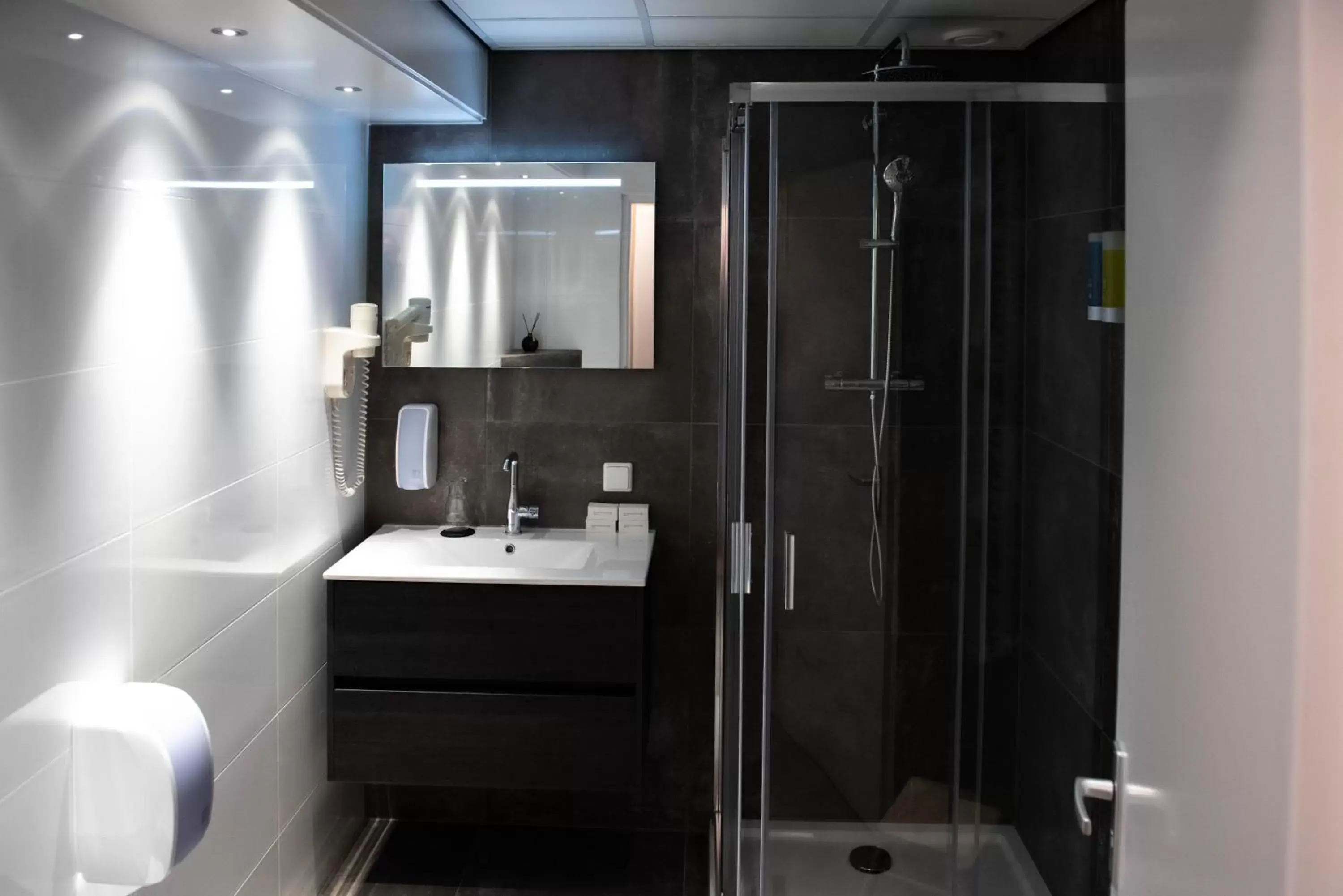 Shower, Bathroom in Hotel Het Wapen van Drenthe