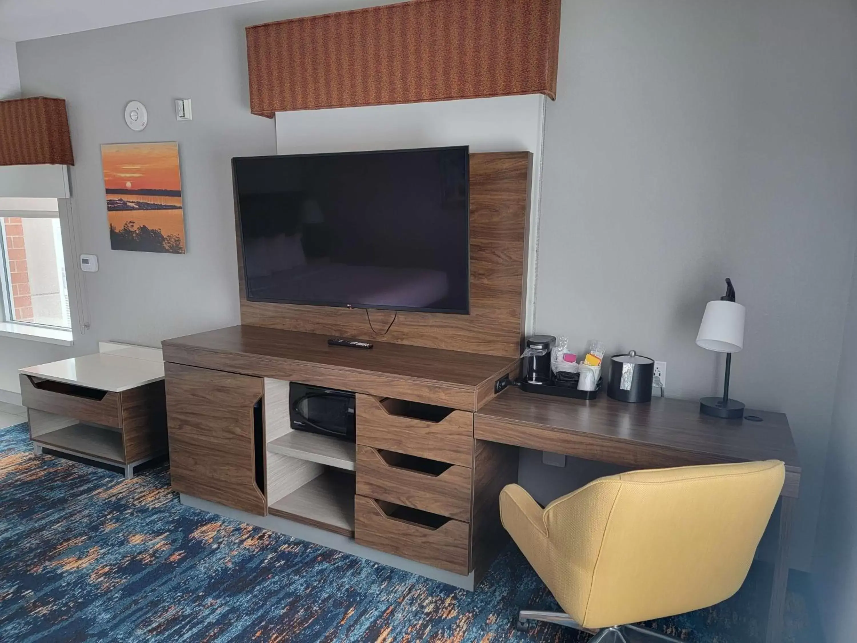 Bedroom, TV/Entertainment Center in Hampton Inn & Suites Erie Bayfront